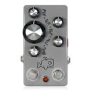 Hungry Robot Pedals Moby Dick V2 ディレイ ギターエフェクターHungry Robot Pedals Moby Dick V2は、アナログテープエコーのトーンに思いを馳せるタップテンポディレイペダルです。基本に立ち返る、“Back-to-basics”の精神で、余計なギミックや隠し機能、階層メニューや複数のコントロールが割り当てられたノブなど、ややこしい操作は一切不要なディレイペダルに仕上げました。V2となったことでコンパクト化し、さらにテープエコー特有の飽和感を限界まで高めました。このテープサチュレーションは追加されたLofiノブでコントロールすることができます。ディレイチップのフロントにプリゲイン回路を追加することでこれを実現しています。また、モジュレーションをよりはっきりとかかるように調整し、Modノブでコントロールできるようになりました。ModとLofiノブを組み合わせることで、テープエコーの持つ質感をより高め、さらに壊れたテープデッキのようなサウンドを作ることもできます。Moby Dick V2のトーンは、テープエコーからアナログディレイまでの音色をカバーします。ディレイ自体はデジタルディレイチップを使用し、ヴィンテージディレイトーンでありながら最大約1000msまでのディレイタイムに対応しています。タップテンポでディレイタイムを設定することもできます。Moby Dickはスタンダードなセンターマイナス2.1mm DC9Vアダプターで駆動します。電池はお使いになれません。●コントロール・Time：ディレイタイムをマニュアルコントロールします。スラップバックエコーから最大1000msまでのロングディレイに対応します。特にスラップバックエコーのディレイタイムは短く、タップテンポで設定するのが難しいため、ノブで設定することを推奨します。多くのアナログディレイやテープエコーでは、ディレイタイムが長くなるほど、最初のリピートに遅れが生じます。これは正常な動作ですが、Moby Dickでは800msまではこの遅れが生じないように設定しています。バンドアンサンブルで歪みと併用した時などには有用です。タップテンポでテンポを設定している時、このノブを動かすとテンポが上書きされます。・TAP TEMPO SWITCH：タップテンポでディレイタイムを設定する際に使用します。タップテンポを設定すると、Timeノブの設定を上書きします。Moby Dickは、最後の4回の平均値をディレイタイムに設定します。新たにディレイタイムを設定する際は、4回以上タップを行って下さい。こうすることで、より正確なディレイタイムを設定することができます。タップテンポとディレイタイムにずれがあると感じる場合、テンポのキャリブレーションを設定することもできます。また、Moby Dickは外部からタップテンポをリモートコントロールすることも可能です。他のデバイスやエフェクターなどとテンポを同期することができます。・Lofi：ディレイチップのプリゲインを調整し、ディレイサウンドの飽和感をコントロールします。高く設定すると音色変化とともに発振しやすくなります。・Mix：ディレイシグナルとクリーンシグナルのバランスを調整します。ディレイシグナルを原音より大きくすることも出来ます。Moby Dickは、ミックスのバランスを3:1〜1:3まで調整することができます。・Rep：ディレイの反復回数を調整するコントロールです。シングルリピートから自己発振まで設定することができます。使用機材やセッティングにもよりますが、だいたい最後の25%の領域でディレイが発振します。・Mod：ディレイエフェクトにかかるモジュレーションの強さを調整します。テープエコーのワウ/フラッター効果から、より強いモジュレーションまで設定可能。モジュレーションスピードはディレイタイムに同期します。最小に設定するとモジュレーションはかかりません。●内部トリムポットトップトリムポットはタップテンポのキャリブレーションを調整します。基本的に出荷時にテンポは調整されているため、よほどの場合を除き調整しないことを推奨しますが、どうしてもタップテンポと実際のディレイタイムにずれが生じていると感じた場合に調整を行うことができます。実際にテンポを調整する場合、正確なメトロノームを使用してください。トリムポットは非常に敏感なため、設定の際は細心の注意を払って行って下さい。●スペック消費電流：30mA駆動：センターマイナスDC9V（電池はお使いになれません）スイッチング：トゥルーバイパス最大ディレイタイム：約1000ms