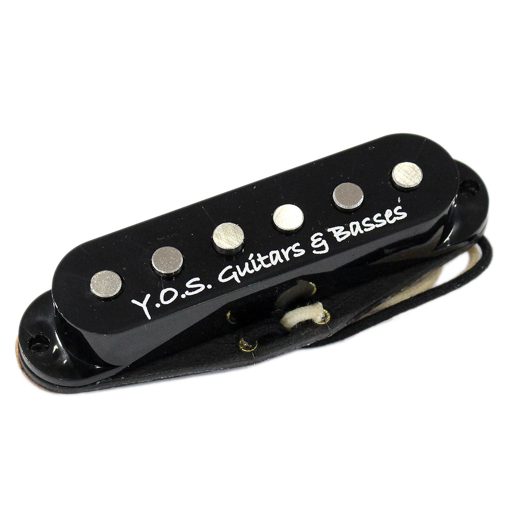 Y.O.S.ギター工房 Smoggy Pickup Single Coil Bridge Black※ギターパーツの取り扱いには、相応の技術と知識が必要になります。自己責任にて取り扱い可能な方のみ、ご検討下さい。取り付け時に起った、楽器及びパーツの破損・損傷等につきましては当店は保証出来ません。あらかじめご了承下さい。良いピックアップの定義は様々ですが、ギタービルダーである私にとっては、楽器の特徴をストレートにアウトプットするものである必要があります。どんな楽器でも同じ音がするピックアップでは、ギター作りの魅力は半減します。Y.O.S.ギター工房Smoggy Pickupsは伝統的なピックアップの構造やサウンドキャラクターを重んじながら、そこに現代のギターシーンに合わせた大胆なアレンジを加え、ナチュラルで魅力的なサウンドをアウトプットすることに成功しました。Smoggy Pickupsで、皆様のギター本来のサウンドをお楽しみください。■CHARACTERISTIC心地よい鳴りと適度な出力ギター、ポジション、弾き手のニュアンスを最大限生かす高い感度耳に痛い帯域を抑えたモダンな倍音構成■Smoggy Single Coil伝統的な50s、60sのシングルコイルギターサウンドはとても魅力的ですが、機材のハイファイ化、またパーツや弦の素材の変化の中で、そのままのサウンドを維持することは難しくなってきています。Smoggy Single Coilは、伝統的な様々なマテリアルや構造を再検証し、現代の音楽シーンに最適なシングルコイルスペックを導き出しました。ブラックエナメルワイヤーとアルニコIIIマグネットの磁界の「狭さ」は、搭載位置やセッティングによるサウンドキャラクターの違いを際立たせます。その結果ハーフトーン時のギャップもより深く、一般的な3シングルギターの5ポジション全てでメリハリの効いた魅力的なサウンドを生み出します。ポールピースは1弦〜3弦をフラット、4弦〜6弦をスタガードに配置することで、各弦の出力バランスを最適化。どのキーにおいても美しいコードバランスを保ちます。コイルターン数を増やし出力を確保したブリッジピックアップ裏には、さらに銅製のベースプレートを標準搭載。ピックアップの質量を稼ぎ、磁界をコントロールすることで耳に痛い高域を抑え、実用的なブリッジポジションサウンドを作り出すことに成功しました。シングルコイルユーザーはもちろん、これまでシングルコイルは苦手と思われていた方にも是非お試しいただきたい、そんなピックアップが完成いたしました。■SPECMAGNET：Alnico 3 RodsD.C.RESISTANCE：7.2k ohm(Bridge)PU Cover：Black※Bridge PUは背面ベースプレート搭載※保証書・配線マニュアル・ビス・スプリング付属