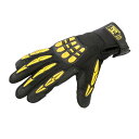 GiG Gear Original Gig Gloves v2 Black/Yellow Medium グローブライブ／エンターテイメント・ビジネスを支えるプロフェッショナルのために開発された唯一のグローブ、Gig Glovesのオリジナルモデルを改良したのが、このGig Gloves V2です。この新モデルでは、全体的にナイロンの縫製の強度が改善され、耐久性を高めています。また左右のグローブをまとめて保管できるように、フックが追加されました。指先を出せる部分の設計も見直され、通常使用時に指を伸ばしきったときにも、指先が露出しないように改良されています。このGig Glove V2は、XSからXXLの6種類のサイズからお選び頂けます。TPR（熱可塑性ゴム）素材の耐衝撃パッチは、それぞれのサイズに合わせて製造されています。Gig Golvesは耐久性に優れ、プロフェッショナルの皆さんの手をしっかりと保護します。あらゆる作業で使いやすく、ライブの現場でもオーディエンスの目に付きにくい黒をベースにしています。GiG Glovesはこれからも"妥協の無い"業務用グローブを供給し続けます。【FEATURES】・強度と耐久性に優れた素材が手を保護、通気性にもすぐれ長持ち。・手の甲側のTPR（熱可塑性ゴム）のモールドが、衝撃、摩擦、挟み込みから手を保護、関節の構造に合わせた設計で、長時間使っても疲れにくい。・黄色があしらわれた黒の素材は、ステージの上や脇で目立ちにくく、しかも暗いステージ袖でも手と手の位置を容易に確認。・手のひら側のパッド入りグリップが、運搬で力をいれたり滑りやすいコンディションでも手のひらを保護。・細かい作業をする場合に、手袋をしたまま、親指、人差し指、中指の指先を出すことが可能。・すべてのGig Glovesは、指先を出さない状態でもタッチ・スクリーンに対応。・NEW: 指先のカバーをはめているときに指先の皮膚が露出せず完全に保護。・NEW: 全体的にナイロンの縫製を強化、耐久性が向上。・NEW: 左右のグローブをまとめて保管できるフック付き。・6種類のサイズ選択。女性から男性までのサイズにフィット。サイズ：MBlack/Yellow