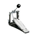 TAMA HPDS1 Dyna-Sync Drum Pedal ドラムペダルカムとフットボードの連結に金属製のアームを用いる”ダイレクトドライブ”方式を採用したシングルペダル。Dyna-Syncペダルでは、カムとフットボードを繋ぐダイレクトリンクの接点を最適なポジション/角度に設定することで、"パワーとスピード"に加えて"自然なフィーリング"の完璧なバランスを追求しました。また、カムの上部アームを前後にスライドさせることで、カムの回転半径を“無段階”に調整可能。好みに応じた多様な踏み心地へと変化させることで、あらゆるプレイスタイルにフィットする一体感をもたらします。専用のハードケースが付属します。【Features】・Optimized Transmission Designカムとフットボードの連結に金属製のアームを用いるダイレクトドライブは、演奏時のアクションの“遊び”を排除することで、非常に軽い踏み心地と素早いフットボードの返りを実現します。一方で、踏み込みの角度によって変化するその独特なフィーリングは、プレイヤーの好みが分かれるところです。Dyna-Syncペダルでは、踏み込みの角度に左右されずに、カムとフットボードを繋ぐダイレクトリンクの接点を最適なポジション/角度に設定することで、"パワーとスピード"に加えて"自然なフィーリング"の完璧なバランスを追求しました。・Dual Linkageフットボードを踏み込む力を無駄なくカムの回転運動に変換するため、カムとフットボードを繋ぐアームのジョイント部両端には、ベアリング付きの回転軸を装着。かつ、それらを2本のアームで左右から同じ力で保持することにより、連結部でのエネルギーのロスを極限まで防ぎ、驚異的な反応速度とパワーを実現します。・Slidable Camカムの上部アームを前後にスライドさせることで、カムの回転半径を"無段階"に調整可能。アームを伸ばして回転半径を大きく(L:Largeの方向に移動)すれば、プレイ時のフットボードの角度と踏み込みに必要な力の変化が緩やかになり、チェーンドライブペダルのような微細なタッチを表現出来る高い操作性を実現します。逆にアームを縮めて小さく(S:Smallの方向に移動)すると、フットボードの角度と踏み込みに必要な力の変化がより大きいダイレクトドライブ感を高めたアクションとなり、ソリッドな踏み心地を得ることが可能になります。ダイレクトドライブ・アクションでありながらも、好みに応じた多様な踏み心地へと変化させることで、あらゆるプレイスタイルにフィットする一体感をもたらします。・Footboard Angle Adjustmentドラマーそれぞれ個人の好みにカスタマイズするために重要な機能が、ビーターアングルとは独立したフットボードアングルの角度調整。Dyna-Syncペダルは、これまでに無い新しく、ユニークな角度調整機能を搭載しています。フットボードの先端に、カムから伸びたリンケージを繋ぐクランプがあり、そこに設けられたボルトをチューニングキーで調整することで、フットボード全体の角度を変更し、かつ強固に固定することができます。・Sync-CoilSync-Coilは、ビーターがヘッドにヒットする寸前にフットボード裏側にコイルが触れる事で、フットボードの返りをアシストするTAMAオリジナル機構。コブラペダルのCobra Coilと比較して1.5倍の強さを持つスプリングを採用し、より強力な効果を得ることができます。・Dyna Beater黒いフェルトとわずかなテーパー形状が特徴のトラディショナルな俵型ビーター。プレイ時の自然なフィーリングと、クリアーでダイナミックなバスドラムサウンドを実現します。・Hinge Guard Blockヒンジシャフト両端のベアリングは、上下で挟むように保持することで、ペダルを踏んだ時にベアリングに掛かる力を分散。ヒンジシャフト自体に掛かる負荷を軽減することが出来、より高い精度での回転とスムーズな操作性を、高い耐久性と共に実現します。・Swivel Spring Tight (US.PAT.NO.9236038)スプリングの効果を最大化するための機構。 スプリングの下端を固定する軸が回転することで、激しい動きでもスプリングが歪むことなく常に垂直方向へ伸び縮みします。これによりスプリングに蓄えられる弾性エネルギーをロスなくペダルを動かすエネルギーに変換。 さらに、スプリングとの連結部分に掛かる摩擦を軽減することで、踏み込みは軽く尚且つ戻りも速いという理想的なペダルワークを実現しました。・Speedo-Ringスプリングとシャフトの連結部分に備え付けられた、高精度ボール・ベアリン グ。このベアリングにより、フットボードを踏み込むことでスプリングに発生する弾性エネルギーを、カムの回転エネルギーに無駄なく変換。さらにスプリング の動きに精緻に追従するため、足の動きとフットボードの動きが連動するような 滑らかさも実現します。・Para-Clamp II Pro (US. PAT.NO.6011208)様々な厚みのバスドラムフープを確実にホールドする、TAMAオリジナルクランプ。バスドラムフープを固定する先端部にラバーを装着したことでグリップ力を高め、フープへのダメージを抑えつつ強い固定力を発揮します。また、先端部が三次元で動く構造を採用しているため、バスドラムのフロント側を極端に浮かせたセットアップでも、その角度に応じて先端がフィットしペダルを安定させます。・Oiles Bearing Hinge (US. PAT.NO.6100460)フットボードの支点となるヒンジには、ベルブラス製のメッシュにテフロン樹脂 をコーティングした“Oiles ”ベアリングを採用。不快なフットボードの横ブレをシャットアウトし、スムーズなペダルワークを提供します。