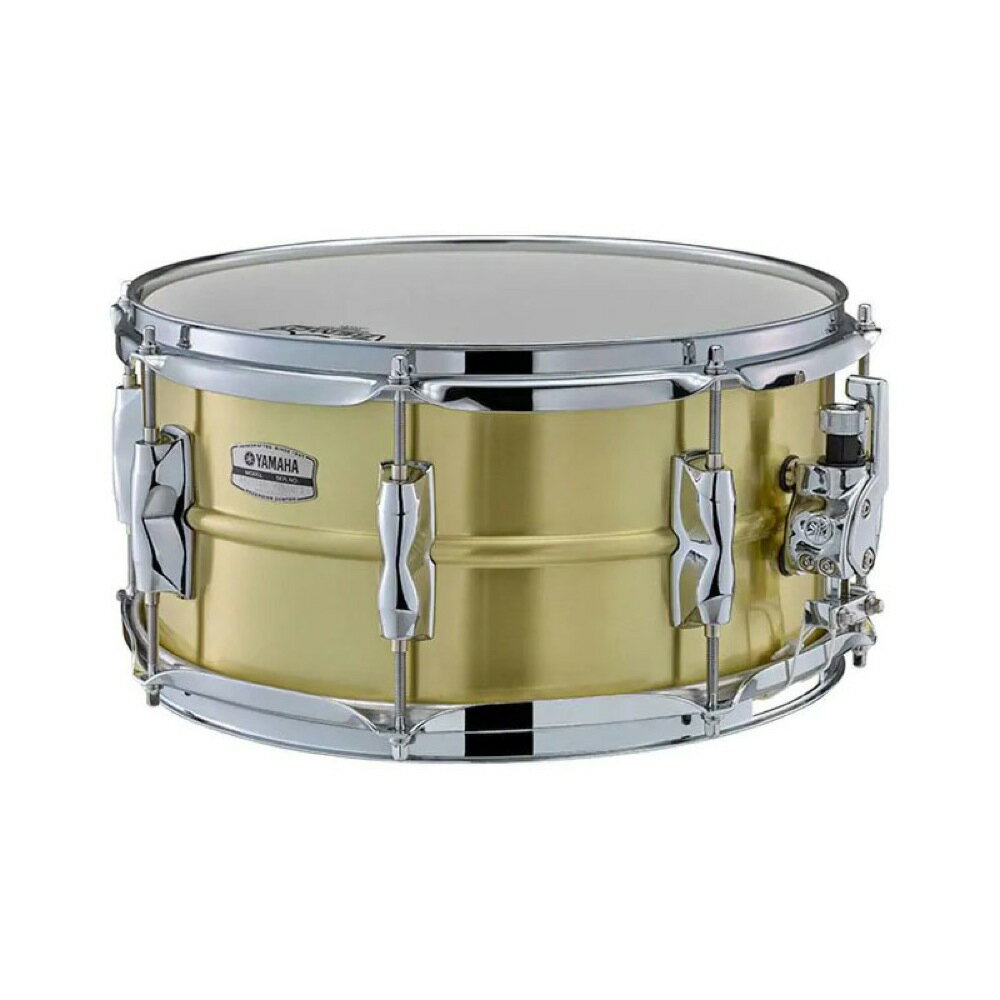 ヤマハ YAMAHA RRS1365 スネアドラムRecording Custom Brass Snare Drums 13"x6.5"ブラスシェルのスネアドラムです。ふくらみのある鮮明なサウンドが特長。13"x6.5"のスネアドラムには、コントロール性を追求したハイカーボンスティールワイヤー20本を搭載。スティーブ・ガッド氏の要望により、シェル中央部の絞りを独創的なアウトビード（凸型）デザインにしました。従来のメタルシェル胴スネアに比べ、オープンな鳴りを実現。明快且つパワー感あるサウンドを保ちながら、音量、シェルの共振を快適にコントロールし、幅広いサウンドメイクが可能です。ライブカスタム、アブソルートハイブリッドメイプルにも採用されている堅牢性と操作性を両立したQタイプストレイナーを搭載。オンオフ時の高い安定感、スネアの交換や演奏中の調整もスムースに行えます。【主な仕様】●フープ：・モデル：ダイナフープ・材質：スティール(2.3mm)●ラグ：・種類：ワンピースラグ・ボルト数：8●シェル・厚さ：1.2mm・材質：ブラス・シェルエッジ角：45°/R1.5●ストレイナー・Rサイド：Qタイプ・Lサイド：DC3タイプ●ヘッド・トップ：レモ・アンバサダーコーテッド・ボトム：レモ・アンバサダースネア●スネア・材質：ハイカーボンスティールワイヤー(20本)/ショートタイプ・スネアベッド深さ：2.4mm