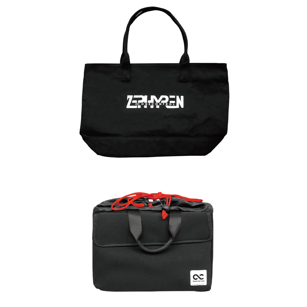 One Control Zephyren Tote Bag with Effector Inner Bag トートバッグ＆エフェクターインナーバッグシンプルですが扱いやすいトートバッグとエフェクターインナーバッグのセットです。ワンコントロールとゼファレンのコラボです。【トートバッグ】ロック系バンドマンから絶大な支持を誇るストリート系ブランド、Zephyren。日本で生まれ、圧倒的な品質とスペックで世界でも躍進を続ける楽器ブランド、One Control。そのOne ControlとZephyrenのコラボレーションによるトートバッグは、エフェクターの持ち運びにも、カジュアル使いにも最適です。キャンバス地を使用したスタイリッシュなトートバッグは、内側と外側にはジップ付きの小物入れポケットも付き細かく収納ができ、実用性も兼ね備えています。デザインもシンプルで様々なスタイルに合うように仕上げられています。・開口部幅：52cm・底面幅：37cm・高さ：33cm・マチ：15cm、・持ち手長さ：54cm※サイズは平置きサイズとなります。測り方等により誤差が出る場合がございます。【エフェクターインナーバッグ】エフェクターインナーバッグは単体でエフェクターを持ち運ぶコンパクトなバッグとして使うこともでき、さらにトートバッグやリュックに入れてエフェクターを持ち歩くことができます。厚手のクッションが中のエフェクターをしっかりとガードします。さらに取り外し、組み換えを自由に行える仕切りが付属しているので、必要なエフェクターに合わせて様々な配置ができます。多くのコンパクトペダルはもちろん、ワウペダルも余裕で入るサイズながら、トートバッグやリュックなどに簡単に入れることの出来るコンパクトさを実現。外側には薄いポケットと、3cmのマチのあるポケットがあるので、ケーブルやストラップ、クリップチューナーや弦などを入れておけます。薄いポケットには仕切りが付き、使いやすくなりました。余裕を持った高さのパース部には絞った紐をしっかりと固定できるようになっているため、万一の事故を未然に防止します。・外寸：約29.5(W)×19.5（H）×16.5（D）cm・内寸：約26.5(W)×19(H)×10(D)cm・パース部（斜辺）：約15.5cm※ケーブル等の機材は付属していません。