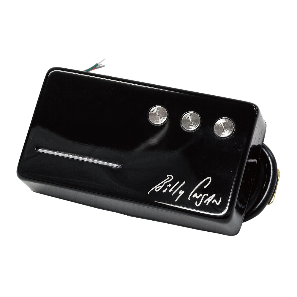 Railhammer Pickups Billy Corgan Signature Bridge Black ピックアップ※ギターパーツの取り扱いには、相応の技術と知識が必要になります。自己責任にて取り扱い可能な方のみ、ご検討下さい。取り付け時に起った、楽器及びパーツの破損・損傷等につきましては当店は保証出来ません。あらかじめご了承下さい。※取り付け作業後の商品につきましては、いかなる理由でも返品は受付出来ません。"ビリー・コーガン・シグネチャー・モデル！"Smashing Pumpkinsのビリー・コーガンとのコラボレーションにより開発された、Railhammer Pickups Billy Corgan Signatureピックアップは、Reverend Billy Corgan Signatureギターにも搭載されます。ネック（フロント）バージョンはクラシックヴィンテージP-90のアウトプットとトーンからスタートしました。その音色を基本に、トレブルを少し強調し、オープンなトレブルの響きと明瞭さを加えました。ブリッジ（リア）バージョンはハムバッカーのローノイズさ、音の太さとP-90ピックアップの明瞭さを同時に味わうことのできるピックアップです。ミッドレンジをマイルドに強調するユニークなEQは、半止めワウを思わせるようなトーンを作ります。（ビリー・コーガンは「サバスノート」と呼んでいます。）ネック、ブリッジモデル共にRailhammer PickupsならではのデュアルコイルのHumcutterデザインにより、ハムノイズの低減をも実現。クリーンから歪みまでをカバーするバーサタイルなピックアップとして生まれました。だからこそ、プレイヤーの個性がしっかりと表現できるピックアップです。Railhammer Pickupsらしい明瞭かつ分離が良い音色が特徴で、ローダウンチューニングのギターにも最適です。●BRIDGEピックアップModel: BC-BK Ohms: 13.0Wire Gauge: 44Magnet: CeramicUse with: any of our neck humcutters●サイズ※レール、ポール、ベースプレートサイズ全てのハムバッカー、HUMCUTTERシリーズに共通です。全て、スタンダードなハムバッカーサイズのマウントリングやオープニングにフィットします。革命的なピックアップ！Railhammerピックアップは、世界に先駆けたハイエンドアンプメーカー、Naylor Engineeringを立ち上げ、その後Reverend Guitarsを設立した伝説の技術者、ジョー・ネイラーの設計するピックアップです。Railhammerピックアップは特許出願中です。プレーン弦にはポールピースを、ワウンド弦の下にはレール（バータイプ）を組み合わせたユニークなピックアップは、通常のピックアップとくらべてタイトなローとファットなハイを持ち、一切の妥協無く完全なトーンバランスとなります。音色の明瞭さが上がり、しかしトーンが無機質になることはありません。つまり、Railhammerピックアップはリッチで有機的なトーンをパッシブピックアップで実現したのです。Railhammerピックアップの特徴はそれだけではありません。タッチセンシティビティ、サステイン、そして倍音成分がより強調され、スタンダードなピックアップとは比較にならないサウンドが得られます。ただ、Railhammerピックアップなら、非常に音楽的で高い表現力を持った音色が手に入ります。音色に高い精細さ、明瞭さを求め、トーンを新たな次元へと引き上げたいなら、Railhammerピックアップをギターに取り付けるだけです！●Railhammerピックアップのデザイン・ワウンド弦をタイトでクリアに表現するレール弦間が狭くなる、太いワウンド弦の部分にレール（バータイプのポールピース）を採用することで、ノートが不明瞭にならず、濁りを抑えることができます。アグレッシブな速いリフでも、複雑な和音でも、勢いのあるミュートでもタイトでクリアな低音域を実現。クリーンサウンドでも歪みをかけても、レギュラーチューニングでもダウンチューニングでも圧倒的にクリアな音色です。・プレーン弦をファットに、歌うような高域を作るポールピース弦間の広い、プレーン弦の下には直径6mmのオーバーサイズポールピースが設置されます。音を太く、そして長いサステインを実現し、スローベンド、ダブルストップ、ファストシュレッドなど、どんなプレイでもノイズが出たり音が細くなることが無く、ソウルフルで流れるようなトーンが生まれます。・効率的で優れた磁気構造Railhammerピックアップのレールとポールは、従来のトラディショナルなポールピースよりも大きく作られており、マグネット接触部の表面積も非常に広い構造です。これにより、強力かつ広い磁界が広がり、プレイングの細かな表現まで全てを拾い上げる、タッチセンシティブでレスポンシブな音色となります。そして、磁界が広く、強力になることでデッドスポットがなくなり、ポールピース側の弦をベンドして弦がポールピース上から外れても、その音色をしっかりと拾います。・テーパードレールRailhammerピックアップのレールは、4弦を最高点として6弦側にだんだん低くなるテーパードレールを採用しています。こうすることで、特に音量が低くなりやすい4弦の音量が上がり、全ての弦の音量バランスを合わせることができます。・6スクリューのベースプレートトラディショナルなピックアップのベースプレートは、ボビンを4つのスクリューで固定しています。Railhammerピックアップでは、6つのスクリューとすることでピックアップ内部での余計な振動を軽減し、それにともなって発生するコントロールできないフィードバックやノイズを抑制しています。・可動部の無い構造ノンアジャスタブルポールピース、極真空状態でのポッティングが施されたコイル、そして6スクリューのベースプレート。Railhammerピックアップは、本体の可動部をなくしたソリッドピックアップです。これはハウリングやノイズの原因となるピックアップの振動を排除するための設計です。さらに、各パーツが振動しないので、弦振動をより高く感知でき、明瞭で高いレスポンスを実現しています。・ユニバーサルスペーシングオーバーサイズポールピースとロングレールの採用により、様々なギターの弦間をカバーできます。つまり、Railhammerピックアップはどんなギターのどのポジションにも設置することができます。