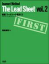 リードシート奏法とは「メロディとコードネームが書かれただけの一段譜を使い即興的に音楽を演奏する奏法」です。ポピュラー・ジャズ音楽は一段譜によって演奏するために、10人のピアニストが同一の曲を演奏しても、それぞれまったく違う曲になります。このことがポピュラー・ジャズピアノの音楽的特質になるのです。テクニックが優れた人もそうでない人も、それぞれのテクニックの範囲内で音楽を楽しむことができるのです。この本では、リードシート奏法の基本となる、10度の伴奏音型やメロディ奏法を学び、さらに転調やカントリー奏法などを紹介してから、各々23曲の楽曲で応用する、実践的な教則本です。●レッスン内容：10度の伴奏音型／10度の伴奏音型の練習／3和音形態以外のコードケース／コードの転回系／リズム・パターンによる伴奏音型／コードの転回型の練習／コードとコードの連結方法／メロディ奏法／ロー・インターバル・リミット／クリシェ／カントリー・ピアノ奏法／転調【収録曲】タラのテーマ／マイ・フェイヴァリット・シングス／シチリアーナ／ふたたび／きよしこの夜／恋は水色／サウンド・オブ・ミュージック／魅惑の宵／不思議の国のアリス／ロシアより愛を込めて／帰れソレントヘ／オールウェイズ・ラブ・ユー／翼をください／アルハンブラの想い出／ビリーヴ／いい日旅立ち／いのちの名前／イエスタディ・ワンス・モア／追憶／アシタカセッキ／すべての山に登れ／アズ・タイム・ゴーズ・バイ　全23曲。