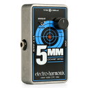 ELECTRO-HARMONIX 5MM Power Amp コンパクトエフェクター型 2.5Wパワーアンプelectro-harmonix 5MMパワーアンプはトラディショナルなギターアンプの代わりになる、ポケットサイズのパワーアンプです。非常に携帯性に優れているため、ステージやスタジオ、バックアップ用などとしてハイパワーアンプが不要な演奏シチュエーションに最適です。2.5ワットを生み出す5MMパワーアンプの特筆すべき点の1つは、素晴らしいドライブとサチュレーションを容易に得られることです。それに加えて、8〜16Ωのスピーカーキャビネットを直接接続できます。5MMパワーアンプはこれ以上ないほどにシンプルです。VolumeノブとBrightスイッチで構成されたコントロールで、BrightスイッチをONにするとプレゼンスが増加します。パワーアンプのため前段にプリアンプやオーバードライブ、EQを配置してトーンを調整できますが、単独での使用も可能です。【Specs】- 2.5Wの小出力タイプ- 8〜16Ωのスピーカーキャビネットを直接接続が可能。- Volumeコントロールとプレゼンスを加えるBrightスイッチのシンプルなコントロールレイアウト- 前段にペダルやプリアンプを接続することで様々なトーンシェイピングが可能なほか、単体での仕様も可能- 携帯性に優れたコンパクトなボディとリーズナブルな価格- 専用アダプター付属