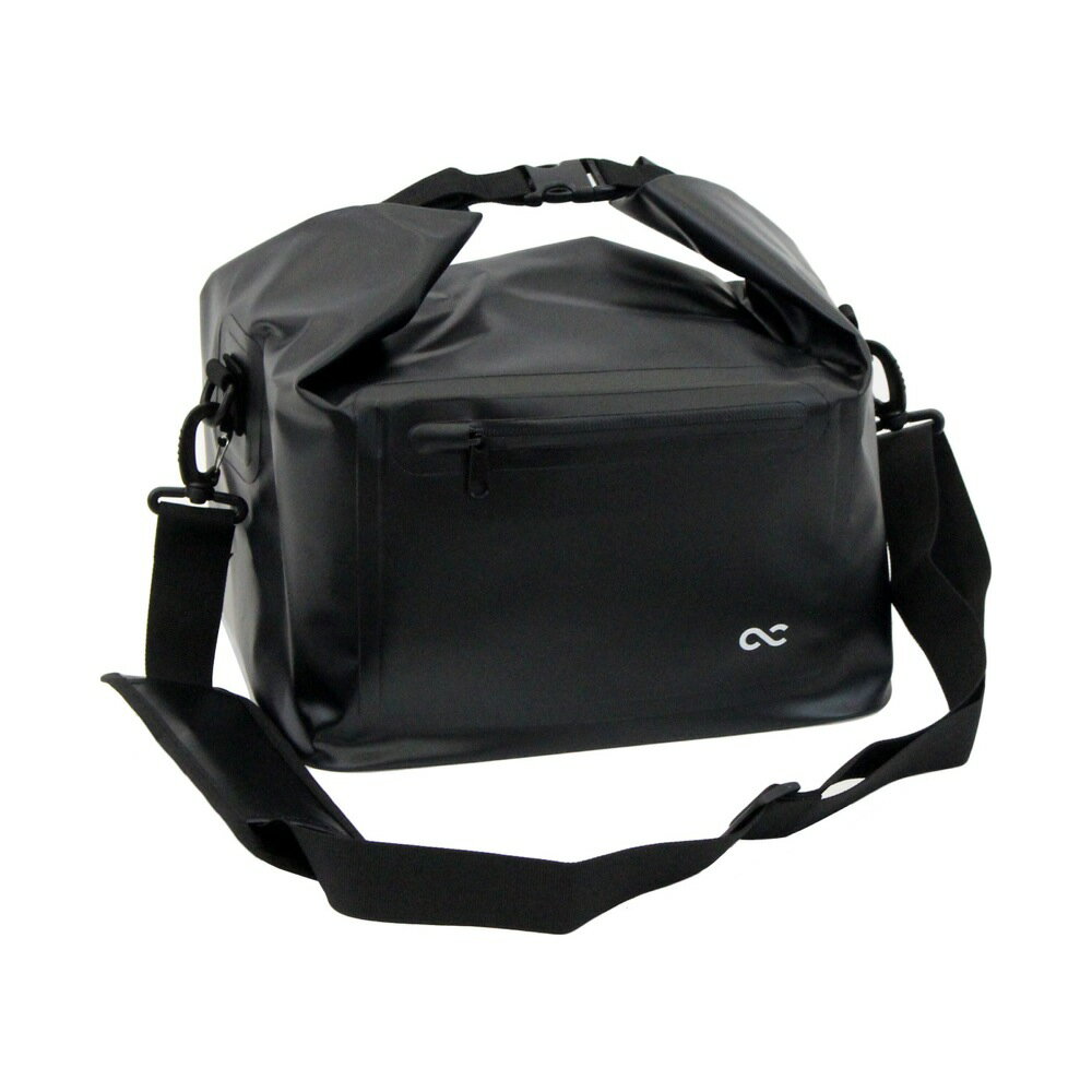 One Control Waterproof Bag for BJF-S 防水バッグOne Control Water Proof Bag for BJF-Sは、One Controlの小型アンプヘッド、BJF-Sシリーズやケーブル、エフェクターをまとめて持ち運ぶことのできる防水バッグです。素材に強力な防水性を持つターポリンを使用し、高級感のある光沢を持つバッグは肩からかけて持ち運ぶことができ、快適な移動ができます。強靭で耐久性も高く、長く快適にお使いいただけます。中には厚いパッドを使用したインナーバッグが付属していて、仕切りを自由に動かしてお好みの機材を整頓して入れることができます。One Controlの小さなアンプヘッドなら、ケーブルやフットスイッチ、さらに多少のエフェクターも入れて持ち運ぶことができます。強い雨も通さず、厚いパッドが中の機材を守ります。