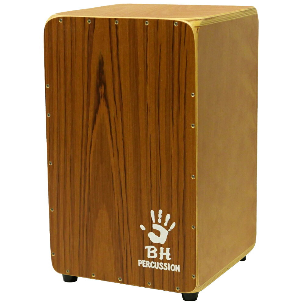 BothHands BHC-P29 City Cajon カホンBoth Hands PERCUSSION のSNARE SYSTEM を採用したスタンダードサイズのカホンです。SNARE SYSTEM はワンタッチで脱着可能なスナッピーにより、スナッピー無しのシンプルなウッドサウンドから、スナッピーを効かせたスネアサウンドまで幅広く演奏することが可能です。CityCajon(BHC-P Series) は打面に3mm のplywood を使用、サイド/ バック面にやや厚みのあるビーチ材を採用し、バランスの取れたクリアな音色を奏でます。強度を確保した丹念な作りは演奏時のストレスを軽減するだけでなく、末永くプレイヤーにご愛用いただけます。SNARE SYSTEM の取付スロットを打面上下二ヵ所に用意し、下側スロットへの取付時はバランスの取れたスネアサウンド、上側スロット時は、よりスナッピーの利いたクリスピーなスラップサウンドをお楽しみいただけます。付属のリュックタイプのケースは持ち運びに便利です。【Spec】・FrontPanel：3mm plywood・BackPanel：12mm beech plywood・SidesPanel：15mm beech plywood・TuningSystem：Snare system/Double slots・Screw：Stainless steel【サイズ】・高さ：480mm・幅：290mm・奥行：290mm注意：Both Hands PERCUSSION は安定した品質を確保するため、複数の工場で製造を行っております。そのため製造時期によりブランドロゴが異なりますが、各ブランドロゴもBOTH HANDS 社の検査に合格した正規品になりますのでご安心してご使用下さい。