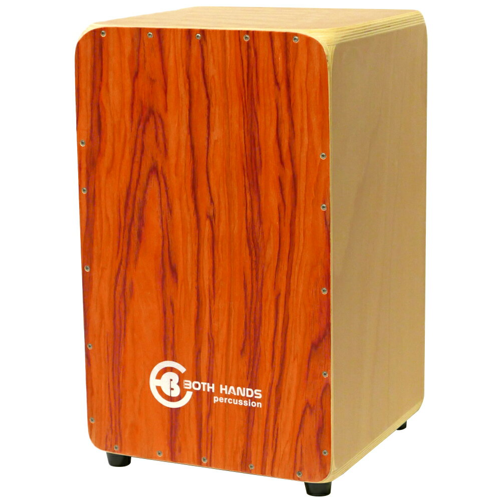 BothHands BHC-P68 City Cajon カホンBoth Hands PERCUSSION のSNARE SYSTEM を採用したスタンダードサイズのカホンです。SNARE SYSTEM はワンタッチで脱着可能なスナッピーにより、スナッピー無しのシンプルなウッドサウンドから、スナッピーを効かせたスネアサウンドまで幅広く演奏することが可能です。CityCajon(BHC-P Series) は打面に3mm のplywood を使用、サイド/ バック面にやや厚みのあるビーチ材を採用し、バランスの取れたクリアな音色を奏でます。強度を確保した丹念な作りは演奏時のストレスを軽減するだけでなく、末永くプレイヤーにご愛用いただけます。SNARE SYSTEM の取付スロットを打面上下二ヵ所に用意し、下側スロットへの取付時はバランスの取れたスネアサウンド、上側スロット時は、よりスナッピーの利いたクリスピーなスラップサウンドをお楽しみいただけます。付属のリュックタイプのケースは持ち運びに便利です。【Spec】・FrontPanel：3mm plywood・BackPanel：12mm beech plywood・SidesPanel：15mm beech plywood・TuningSystem：Snare system/Double slots・Screw：Stainless steel【サイズ】・高さ：480mm・幅：290mm・奥行：290mm注意：Both Hands PERCUSSION は安定した品質を確保するため、複数の工場で製造を行っております。そのため製造時期によりブランドロゴが異なりますが、各ブランドロゴもBOTH HANDS 社の検査に合格した正規品になりますのでご安心してご使用下さい。