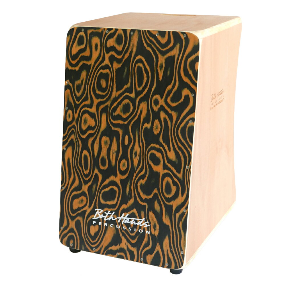 BothHands BHC-S87 Standard Cajon カホンBoth Hands PERCUSSION のSNARE SYSTEM を採用し打面に傾斜をつけたカホンです。SNARE SYSTEM はワンタッチで脱着可能なスナッピーにより、スナッピー無しのシンプルなウッドサウンドから、スナッピーを効かせたスネアサウンドまで幅広く演奏することが可能です。StanderdCajon(BHC-SSeries) は打面に3mm のplywood を使用し、傾斜(beveledtop) を付けることで適切な演奏姿勢を保つことが可能となり叩きやすさを確保。サイド/ バック面にやや厚みのあるビーチ材を採用し、バランスの取れたクリアな音色を奏でます。強度を確保した丹念な作りは演奏時のストレスを軽減するだけでなく、末永くプレイヤーにご愛用いただけます。SNARESYSTEM の取付スロットを打面上下二ヵ所に用意し、下側スロットへの取付時はバランスの取れたスネアサウンド、上側スロット時は、よりスナッピーの利いたクリスピーなスラップサウンドをお楽しみいただけます。リュックタイプのケースを付属しプレイヤーにご満足いただける内容です。【Spec】・FrontPanel：3mm plywood/beveled top・BackPanel：12mm beech plywood・SidesPanel：15mm beech plywood・TuningSystem：Snare system/Double slots・Screw：Stainless steel【サイズ】・高さ：480mm・幅：290mm・奥行 1 ：290mm・奥行 2 ：370mm注意：Both Hands PERCUSSION は安定した品質を確保するため、複数の工場で製造を行っております。そのため製造時期によりブランドロゴが異なりますが、各ブランドロゴもBOTH HANDS 社の検査に合格した正規品になりますのでご安心してご使用下さい。