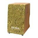 BothHands BHC-POR52 Double Sides Cajon カホンSNARE SYSTEM を採用したカホンサウンドと、背面のボンゴ構造によりバリエーション豊富なパーカッションサウンドを演奏いただけます。SNARE SYSTEM はワンタッチで脱着可能なスナッピーにより、スナッピー無しのシンプルなウッドサウンドから、スナッピーを効かせたスネアサウンドまで幅広く演奏することが可能。取付スロットを打面下側に設置しバランスの取れたスネアサウンドをお楽しみいただけます。DoubleSidesCajon(BHC-POR Series) は打面に3mm のplywood を使用し、傾斜(beveled top) を付けることで適切な演奏姿勢を保つことが可能となり叩きやすさを確保、バランスの取れたクリアな音色を奏でます。バック面に左右非対称に仕切られた内部構造の打面を設けWOODHEAD BONGとしてボンゴサウンドを演奏いただけます。やや厚みのあるサイド/ バック材は、強度を持たせており末永くプレイヤーにご愛用いただけます。リュックタイプのケースを付属し、プレイヤーにご満足いただける内容です。【Spec】・FrontPanel：3mm plywood/beveled top・BackPanel：12mm beech plywoodWith Bongo Function・SidesPanel：15mm beech plywood・TuningSystem：Snare system/Single slots・Screw：Stainless steel【サイズ】・高さ：480mm・幅：290mm・奥行 1 ：290mm・奥行 2 ：370mm注意：Both Hands PERCUSSION は安定した品質を確保するため、複数の工場で製造を行っております。そのため製造時期によりブランドロゴが異なりますが、各ブランドロゴもBOTH HANDS 社の検査に合格した正規品になりますのでご安心してご使用下さい。