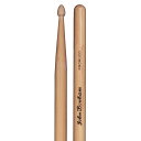 Promuco Percussion 19015JB John Bonham Signature ドラムスティック伝説のロックバンド、Led Zeppelin（レッド・ツェッペリン）のJohn Bonham（ジョン・ボーナム）愛用のドラムスティック「Trees」が待望の復活！プロムコのジョン・ボーナム・ドラムスティックは1990年代中頃にまで発売されていましたが、その後2000年代初頭にはプロムコ社での製造・流通が停止しました。プロムコ・ブランドは現在イギリスのBarnes＆Mullins社が所有し、2020年1月にオリジナルのプロムコ・ブランドで象徴的なドラムスティックの再生産を開始しました。厳格な基準で1970年代バージョンと同じ仕様で作られた現在のプロムコ・ジョン・ボーナム・シグネチュア・ドラムスティックは、非常に人気の高いオリジナルと同じ重量とサイズ、プロファイルを踏襲し、伝説のAcornウッド・チップを特徴としています。ジョン・ボーナムが実際の演奏に使用したドラムスティックは、アメリカのミシシッピ州ビロクシのハードロック・カフェできらびやかに展示されており、ロックンロールの歴史として高い評価を受けています。ごくまれに、かつて発売されていた中古のジョン・ボーナム・ドラムスティックがオークションに出品されることがありますが、数千ポンドの高値が付くこともしばしばあります。この度発売となったジョン・ボーナム・シグネチュア・ドラムスティックは、プレミアム・ヒッコリー素材を用い、当時のジョン・ボーナム・モデルのサイズとシェイプに合わせて、全長41cm、直径1.5mm、Acornシェイプのチップなど忠実に再現しています。また、ヴィンテージ同様にジョン・ボーナムの名前とプロムコ・ロゴをプリントしています。※ジョン・ボーナム・シグネチュア・ドラムスティックに使用されるLed Zeppelin（レッド・ツェッペリン）およびJohn Bonham（ジョン・ボーナム）の名称はライセンス所有者を通じてBonham Estateと緊密に協力し、公式ライセンスを取得した製品です。【仕様】素材：プレミアム・ヒッコリー直径：1.5cm全長：41cmチップ素材：Woodenチップ形状：Acorn