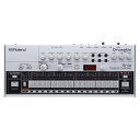 ROLAND TR-06 Drumatix リズムマシン名機TR-606を忠実に再現。そしてさらなる高みへ。Roland往年のリズム・マシンTR-606をモデルに、実用的なアップデートを加えたTR-06がBoutiqueシリーズに登場。オリジナル・モデルの個性あふれるサウンドと象徴的な外観を、可搬性に優れたコンパクトな筐体に忠実に再現。人気の高いポイントは押さえながらも、サウンド・デザインのパラメーターを追加し、シーケンサーもより革新的に改良。さらにモジュラー・シンセサイザーや他のBoutiqueシリーズなどコントロールするためのトリガー・アウトも複数装備し、現代のリズム・マシンとしてふさわしい性能を備えています。【特長】・TR-606をACB（Analog Circuit Behavior）テクノロジーにより回路レベルで忠実に再現・TR-606のもつ個性あふれるサウンドと象徴的なデザインを踏襲・チューニング、ディケイ、パン、ゲインなどのパラメーターを追加・新たにコンプレッサー、ディレイ、オーバードライブなどのエフェクターを搭載・サブ・ステップ、プロバビリティー、ステップ・ループを備えた実用的なシーケンサー・5系統のTRIGGER OUTと1系統のTRIGGER INPUTを装備し、モジュラーや外部機器との連携に対応・3段階に角度調節可能な専用ドックDK-01は、筐体に合わせたオリジナル・カラーを標準装備・金属製のトップ・パネルの高い堅牢性と、可搬性に優れた秀逸なデザイン・本体内にスピーカーを搭載。単三乾電池4本、またはUSBバスパワーでの駆動に対応●TB-303じゃない、もう一つの銀色の筐体：TR-606はTB-303 Bass Lineの相棒として1981年にリリースされました。プログラム機能を備えたこのリズム・マシンは、コンパクトなサイズ感、手ごろな価格、使いやすさもあって、自宅での音楽制作の導入アイテムとして広く受け入れられました。豊かなミッドレンジを持つキック・サウンドや、跳ねるタム・サウンド、焼き付くようなハイハットのサウンドは、80年代のニュー・ウェーブやパンク・ミュージックから、あらゆるタイプのエレクトロニック・ミュージックにまで広がり、多くのジャンルのDIYミュージシャンに人気を博しました。●クラシック・サウンドの新たな可能性：TR-606のサウンドは、TRシリーズの中でも独特で、数多くのクラシック・トラックやアンダー・グラウンド・トラックでそのサウンドが使われています。その反面、とても人気の高かったそのサウンドは決して汎用性の高いものではありませんでした。Boutique TR-06は、そんなTR-606の伝統的なサウンドを、新たに追加したパラメーターとエフェクターによって、新たな可能性を切り開きます。パラメーターは、チューニング、ディケイ、パン、ゲインなどを新規追加。各楽器のサウンドを細かくコントロール可能です。さらにエフェクターは、コンプレッサーで温かみのあるパンチを加えたり、オーバードライブでアグレッシブに歪みを加えたり、ディレイで心地よい響きや、カオスなまでのスペーシー・サウンドを生み出したり、クラシックにとどまらない新たなサウンドを表現します。●先進的なシーケンサー：オリジナル・モデルと同様、TR-06のステップ・シーケンサーは明瞭でなじみやすく、あらゆる種類のビート・メイクを素早く行うのに最適です。さらに現代のリズム制作に合わせた機能も追加。より細かなノートを入力するサブ・ステップや、即興的なパターンのスライスが可能なステップ・ループ、ノートを確率で再生させビートにランダム性を持たせるプロバビリティーなど、先進的な機能を複数搭載し、決してビートを飽きさせることはありません。●モジュラーとの高い親和性：数多くのモジュラーやテーブル・トップ・ギアがある中で、それらと組み合わせて使える便利で優れたドラム・シーケンサーを求める声は常にあります。TR-06には5系統のTRIGGER OUTと1系統のTRIGGER INを搭載。外部機器とのシンプルな接続で、新たなアイデアや可能性が広がります。TR-06の内蔵シーケンス・サウンドに外部モジュールのサウンドを思いつくままレイヤー、ミックスしましょう。きっと壮大でリズミカルな世界が広がります。●堅牢性高く、多用途に使える1台：他のRoland Boutiqueシリーズと同様に、TR-06は金属製のトップ・パネルを採用。高い堅牢性を備えています。筐体にマッチしたオリジナル・カラーの専用ドックは3段階で角度調節が可能。高性能なUSBオーディオ・インターフェースは、素早く簡潔にオーディオ・レコーディングを行うことができます。さらには内蔵スピーカーに加えて、単三乾電池4本での駆動にも対応し高い可搬性も持ち合わせます。場所を選ばず、演奏や制作に没頭することができます。●ソフトウェア・コントロール：Roland Cloudから提供しているTR-606 Software Rhythm ComposerとTR-06を接続すると、TR-06をソフトウェアのコントローラーとして使用することができます。TR-606 Plug-inはTR-06と同じ先進的なシーケンス機能に対応しており、TR-06の各種ノブはあらかじめマッピングされていますので、直観的にソフトウェアをコントロールすることができます。【主な仕様】・ユーザー・メモリー：　パターン：128（16パターン×8バンク）　トラック：8・ステップ：32ステップ・シーケンサー機能：　ステップループ　サブステップ　フラム　イントロ/フィルイン　プロバビリティ　サブステッププロバビリティ　マスタープロバビリティ・音源：　BD：BASS DRUM※　SD：SNARE DRUM※　LT：LOW TOM※　HT：HI TOM※　CY：CYMBAL※　OH：OPEN HI HAT　CH：CLOSED HI HAT※バリエーションサウンドを含む・エフェクト：　コンプレッサー　ディレイ・エフェクト：DELAY、PAN DELAY、TAPE-ECHO、REVERB、FLANGER、SIDE BAND FILTER　ドライブ・エフェクト：SATURATOR、BIT CRUSHER、DISTORTION、LPF／HPF・コントローラー：　VOLUMEつまみ　RUN／STOPボタン　PATTERN CLEARボタン　MENU／SUB STEPボタン　STEP LOOPボタン　FUNCTIONボタン　TEMPOボタン　STEPボタン（1〜16）　PATTERN GROUPボタン／インジケーター　TAP／STEP RESETボタン　SCALE選択スイッチ　INSTRUMENT選択つまみ　MODE選択つまみ　VALUEつまみ　Instrument Levelつまみ（AC、BD、SD、LT／HT、CY、OH／CH）　Effectつまみ（DRIVE、TIME、DEPTH）・表示機：7セグメント4桁（LED）・接続端子：　TRIGGER IN端子：モノ・ミニ・タイプ　TRIGGER OUT端子×5（AC、BD、SD、LT、HT）：モノ・ミニ・タイプ　PHONES端子：ステレオ・ミニ・タイプ　OUTPUT端子：ステレオ・ミニ・タイプ　MIX IN端子：ステレオ・ミニ・タイプ　MIDI（IN、OUT）端子　USB端子：USBマイクロBタイプ（オーディオ、MIDI対応）・電源：充電式ニッケル水素電池（単3形）×4 / アルカリ電池（単3形）×4 / USBバス電源・消費電流：500mA（USBバス電源）・連続使用時の電池の寿命：ニッケル水素電池（単3形）：約5時間 ※電池の仕様、容量、使用状態によって異なります。【付属品】・Boutiqueドック：DK-01・取扱説明書・DK-01取扱説明書・安全上のご注意チラシ・アルカリ電池（単3形）×4【外形寸法（Boutiqueドック含む）】・幅 (W)：308mm・奥行き (D)：130mm・高さ (H)：52mm・質量（電池、Boutiqueドック含む）：1.2 kg