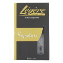 Legere ASG2.50 Signature アルトサックスリード [2 1/2]※商品の性質上、商品の返品・交換はお受け出来ませんのでご了承下さい。「質感の安定しないケーンリードに代わる、新素材リードを作れないか」。多くの木管楽器奏者が抱えるリードの悩みを解決するため開発されたレジェールリードは、天然ケーンとほぼ同じ振動特性を持つまったく新しい新素材のリードです。カットの角度、コシの強さ、振動比率、表面仕上げ、気温、湿度に対する安定性等、あらゆる方向から研究され天然ケーンと違和感のない吹奏感を実現しました。【特長】●演奏前の慣らしの必要はなく、へたりにくい：通常のケーンリードは一般的に約2から3週間が寿命といわれていますが、基本的に物理的な衝撃で割れない限りは半永久的に使用できます。●水を吸収しないため、状態が変わらない：通常のケーンリードは水分を含むことにより時間とともに状態が変化します。プレイヤーは急激に水分を含ませないようリードのローテーションに神経を使い、コンデションを整えなければなりません。レジェールは状態が変わらないので、演奏や練習に集中できます。●人体に無害で消毒も可能：レジェールはポロプロピレンにより作られています。この材料はFDA（アメリカ食品医薬品局）より食品用途とさえ認可されており、非常に安全な素材です。●最大のポイントは本番で使える音色：世界2大オーケストラのクラリネット奏者、ベルリンフィルハーモニー/ヴェンツェルフックス氏とウィーンフィルハーモニー/ダニエルオッテンザマー氏が愛用。レジェールは音色が良いからこそプロプレイヤーも使用します。Signatureシリーズ：シグネチャーシリーズは、天然ケーンよりも薄くて硬いため、弾きやすく、色鮮やかな倍音と芯のあるサウンドが特徴です。バランスのとれたサウンドと奏者のプレイに即座に反応するレスポンスの良さで世界中のプロがジャズやクラシックの場面で使用しています。アルトサックス用強度：2 1/21枚入