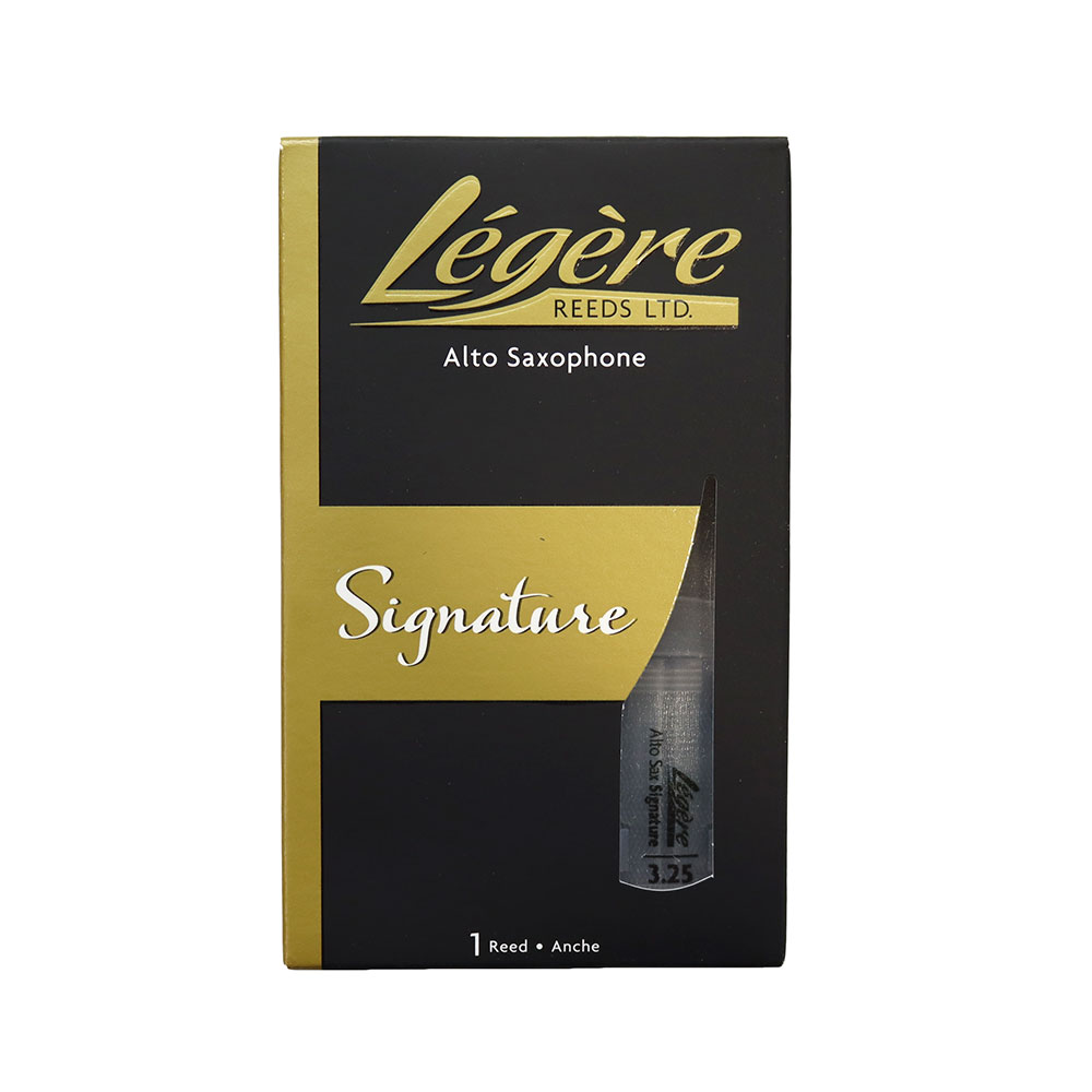 Legere ASG3.25 Signature アルトサックスリード [3 1/4]※商品の性質上、商品の返品・交換はお受け出来ませんのでご了承下さい。「質感の安定しないケーンリードに代わる、新素材リードを作れないか」。多くの木管楽器奏者が抱えるリードの悩みを解決するため開発されたレジェールリードは、天然ケーンとほぼ同じ振動特性を持つまったく新しい新素材のリードです。カットの角度、コシの強さ、振動比率、表面仕上げ、気温、湿度に対する安定性等、あらゆる方向から研究され天然ケーンと違和感のない吹奏感を実現しました。【特長】●演奏前の慣らしの必要はなく、へたりにくい：通常のケーンリードは一般的に約2から3週間が寿命といわれていますが、基本的に物理的な衝撃で割れない限りは半永久的に使用できます。●水を吸収しないため、状態が変わらない：通常のケーンリードは水分を含むことにより時間とともに状態が変化します。プレイヤーは急激に水分を含ませないようリードのローテーションに神経を使い、コンデションを整えなければなりません。レジェールは状態が変わらないので、演奏や練習に集中できます。●人体に無害で消毒も可能：レジェールはポロプロピレンにより作られています。この材料はFDA（アメリカ食品医薬品局）より食品用途とさえ認可されており、非常に安全な素材です。●最大のポイントは本番で使える音色：世界2大オーケストラのクラリネット奏者、ベルリンフィルハーモニー/ヴェンツェルフックス氏とウィーンフィルハーモニー/ダニエルオッテンザマー氏が愛用。レジェールは音色が良いからこそプロプレイヤーも使用します。Signatureシリーズ：シグネチャーシリーズは、天然ケーンよりも薄くて硬いため、弾きやすく、色鮮やかな倍音と芯のあるサウンドが特徴です。バランスのとれたサウンドと奏者のプレイに即座に反応するレスポンスの良さで世界中のプロがジャズやクラシックの場面で使用しています。アルトサックス用強度：3 1/41枚入