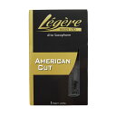 Legere ASA2.75 American Cut アルトサックスリード [2 3/4]※商品の性質上、商品の返品・交換はお受け出来ませんのでご了承下さい。「質感の安定しないケーンリードに代わる、新素材リードを作れないか」。多くの木管楽器奏者が抱えるリードの悩みを解決するため開発されたレジェールリードは、天然ケーンとほぼ同じ振動特性を持つまったく新しい新素材のリードです。カットの角度、コシの強さ、振動比率、表面仕上げ、気温、湿度に対する安定性等、あらゆる方向から研究され天然ケーンと違和感のない吹奏感を実現しました。【特長】●演奏前の慣らしの必要はなく、へたりにくい：通常のケーンリードは一般的に約2から3週間が寿命といわれていますが、基本的に物理的な衝撃で割れない限りは半永久的に使用できます。●水を吸収しないため、状態が変わらない：通常のケーンリードは水分を含むことにより時間とともに状態が変化します。プレイヤーは急激に水分を含ませないようリードのローテーションに神経を使い、コンデションを整えなければなりません。レジェールは状態が変わらないので、演奏や練習に集中できます。●人体に無害で消毒も可能：レジェールはポロプロピレンにより作られています。この材料はFDA（アメリカ食品医薬品局）より食品用途とさえ認可されており、非常に安全な素材です。●最大のポイントは本番で使える音色：世界2大オーケストラのクラリネット奏者、ベルリンフィルハーモニー/ヴェンツェルフックス氏とウィーンフィルハーモニー/ダニエルオッテンザマー氏が愛用。レジェールは音色が良いからこそプロプレイヤーも使用します。American Cutシリーズ：アメリカンカットシリーズは、レジェールの次世代サックスリードです。最初の音からプレイヤーに適度なエッジを与えながらも、非常に簡単に発音する事ができます。色鮮やかで個性的なサウンドが特徴のリードです。アメリカンカットは、今まで弾いた事のあるリードとは異なります。リードの外側からハートに向かって押し出すように削る事により、剛性は維持しつつもエッジを可能な限り無制限に振動させる事ができます。これにより、ヴァンプの中心に鋭いスパインが生成されリードに独特の外観が与えられます。アメリカンカットの独特のプロファイルは、明確な低音と美しいハイトーンを提供します。何年にもわたる研究、10回以上の設計の繰り返し、数百のテストリードの作成を経て開発されたアメリカンカットは、レジェールがこれまでのシリーズで培ってきた製造技術を進化させて完成させたジャズ向けのリードです。アルトサックス用強度：2 3/41枚入