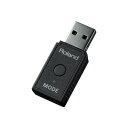 ROLAND WM-1D Wireless MIDI Dongle ワイヤレスMIDIドングルワイヤレスMIDIでMIDIの新境地へ近年、音楽制作は時間や場所を選ばず行えるようになりました。そういった環境変化によってケーブルの煩雑さから解放されたいと思うのは当然のことです。しかしながら、ワイヤレス・システムは、セットアップが容易で、なおかつ有線接続時と同等の高い応答性能と信頼性が必要です。RolandのWMシリーズを使えば、それらの悩みから解放され、音楽制作の創造性が際限なく発揮されることでしょう。Windows OSのコンピューターに対してワイヤレスMIDIシステムを組み込むには、ワイヤレスMIDIドングル WM-1Dが最適。USBポートに接続するだけで、WM-1/WM-1Dを装備した電子機器やデバイスとのワイヤレス送受信を行うことができたり、Mac/iOSデバイスであればBluetooth MIDIを介してMIDIを低レイテンシーで送受信したりすることができます。通常のMIDIケーブルと同様に、ノート情報だけではなく、テンポの同期進行やプログラム・チェンジ情報、コントロール・チェンジ情報の送受信も行うことができますので、これまでにない快適なセッティングやパフォーマンスをケーブル・レスで実現します。Mac/iOSはBluetoothを介して、STANDARD MODE時のWMシリーズと、スムーズにMIDIの送受信を行うことができます。送受信速度をあげたい場合には、WM-1DをMac/iOS側に追加することでFAST MODEを使った高速送受信を行うことができます。Standard Features・Windowsコンピューター環境にワイヤレスMIDIを実現するUSBドングル・Mac/iOSデバイスではFAST MODEで2台のWM-1/WM-1D間の高速送受信を実現*・他のWM-1との接続やMac/iOSとのBluetooth接続では低レイテンシーによるMIDI送受信が可能・FAST MODEは2 台のWM-1/WM-1D間のさらなる高速MIDI送受信（3ミリ秒）を実現・STANDARD MODEは合計4台までの同時接続をサポート、FAST MODEは2台の接続をサポート**・USB接続経由での給電・ワイヤレスMIDIアダプター WM-1（別売）はMIDI端子搭載機器にワイヤレス環境を提供*iOSデバイスとのUSB接続には、Apple純正 Lightning - USBカメラ・アダプターが必要です。 **デバイスのタイプと環境条件により、使用可能なデバイスの総数が制限される可能性があります。詳しくはWM-1/WM-1Dの取扱説明書をご覧ください。【快適な制作環境】ワイヤレスMIDIは新たな可能性を切り開きます。コンパクトなスペースでMIDIキーボードとラップトップやiPhone/iPadのシンプルな環境を構築したいとき。またいつもと違う場所でMIDIコントローラーをセットして制作に没頭したいときや、小さなキーボードやパッド・コントローラーを持って部屋を自由に行き来したいときなど。長く煩雑なケーブルによるセットアップでは制作意欲を削がれかねません。一度、ワイヤレスMIDIアダプターWM-1を体験してみてください。一度ケーブル・レスの快適さを味わうと、もう元には戻れません。【低レイテンシーが実現する豊かな演奏体験】これまでミュージシャンがワイヤレスMIDIシステムの導入を避ける理由はレイテンシーにありました。レイテンシーとは鍵盤を押鍵してから音が聞こえるまでの時間を指します。レイテンシーが長くなればなるほど演奏は不自然に感じられ、演奏者はタイミングを正しく合わせることが難しくなります。WM-1はRoland独自のワイヤレス・テクノロジーによって、通常のMIDIケーブルで接続するのと同じように、高い応答性能を備え、豊かな演奏体験を実現します。【驚くほどの高速通信】WM-1/WM-1DのSTANDARD MODEでは、合計4台のWMシリーズの接続と安定した通信が可能になります。また演奏タイミングが重要になる楽器にはFAST MODEで使うことで、送受信速度の高速化が可能。心地よく演奏することができます。FAST MODEは2台のWM-1/WM-1D間の通信で、送受信速度を3ミリ秒にまで早めます。多くのハードウェア・デバイスの内部速度よりも優れ、これまでにない高速通信を提供します。もはやレイテンシーを気にする必要はありません。