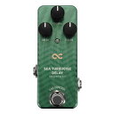 One Control SEA TURQUOISE DELAY ディレイ ギターエフェクターディレイというエフェクトは、歴史上変わった進化を遂げてきました。古くはブランクレコードや磁気ディスク、オイル缶など様々な試行錯誤の時代に始まり、その後は磁気テープを使用したテープエコーの時代へと続きます。高価なスタジオ用デジタルディレイが開発されつつある中、小型で手頃なBBDを用いたアナログディレイが全盛となり、同時に各社独自のデジタルディレイチップを使用したコンパクトデジタルディレイも一般化しました。その後、DSPチップが広まると高性能で高機能なデジタルディレイが登場。それらがコンパクトペダルとして普及すると、同時期にBBDチップが“枯渇するのでは”と注目を集め、PT2399などBBDに変わる小型のデジタルディレイチップを使用したディレイエフェクトも多く制作されました。こうして振り返ると、デジタルディレイが登場するまで、ディレイエフェクトは常に高音質化を求めて進化を続けています。BJFはそこに注目しました。かつての技術者が夢見たディレイエフェクトはどんなものだったのか。それを今の技術で表すとどうなるのか。SEA TURQUOISE DELAYは、現存するディレイエフェクトの中でも特異な存在となるディレイエフェクトです。クリアで澄み切ったディレイトーンはデジタルディレイ以前の技術では存在しなかった音、であるにも関わらず、なぜかSEA TURQUOISE DELAYのサウンドにはヴィンテージ“エコー”のような響きが備わっています。明瞭すぎるデジタルディレイは、時に目立ちすぎてしまい、プレイの邪魔と感じることもあります。ところがSEA TURQUOISE DELAYのディレイサウンドは、圧倒的に明瞭でクリアなトーンでありながら、常に“主”であるプレイを引き立て、“従”に徹します。SEA TURQUOISE DELAYのディレイサウンドにある、どこまでも澄んだ水のような独特の質感が、ただ“原音に忠実”なだけではないディレイトーンを形作っています。SEA TURQUOISE DELAYのサウンドがただクリアなだけではないことは、F.BACKノブを高く設定することでも確認できます。どれほど澄んだ水であっても、深海まで光は届きません。SEA TURQUOISE DELAYは無限大に、いつまでもディレイをリピートさせることができますが、その音色はリピートが幾重にも重なるうちに徐々に徐々に崩壊を続け、数時間が経過すると最後には切り刻まれたようなローファイサウンドへと姿を変えます。ただ入力音を再生するだけのマシンではなく、ほんの僅かな音質の減衰を加える事で自然で現実的な存在感のある音色とする。BJFならではの感性が冴え渡る瞬間です。この音質特性が、クリーンシグナルでもディレイが強く出すぎてしまうことが無く、また歪みと合わせれば絶妙に音色に立体感を持たせるサウンドとして出力されます。ディレイタイムを短くしても、その後ろに壮大な空間が潜んでいることを感じさせるような効果を作ります。SEA TURQUOISE DELAYはこの上なくシンプルで小型のディレイペダルですが、その内には広大な世界が広がっているのです。さらに、最大で原音とディレイが1:1となるよう調整されたLEVELコントロールはディレイレベルを詳細に設定できます。しいディレイレベルを自在に設定することで、かすかな残響からトリッキーなプレイまで、様々な使い方に対応します。SEA TURQUOISE DELAYをONにしたままDELAYコントロールでディレイタイムを変更すると、独創的なサウンドを作ることが出来ます。特にF.BACKを高く設定してDELAYを動かせば、それまでの美しい空間が突然歪むようなカオスなサウンドを味わえます。DELAYを低く設定すればダブリングディレイのようなベリーショートディレイとなります。そのままF.BACKを上げると、音が連続的に続く、グリッチやトレモロのような音を作ることも出来ます。SEA TURQUOISE DELAYは、ディレイエフェクトとしては特殊な構造で作られています。入力音の全てを受け止めるほどのハイダイナミクスレンジ、ハイレスポンスなディレイペダルです。そのサウンドを実現する上で、ノイズレベルにも高いこだわりを持って制作しています。いつまでも続く無限大のリピートも積極的に使うことができるよう、SEA TURQUOISE DELAYはエフェクトOFF時にディレイシグナルを残さないトゥルーバイパススイッチングにこだわりました。逆にエフェクトON時にはディレイシグナルがミュートされ、新しい世界の空間へと誘われるように徐々にディレイがシグナルに加わります。また、SEA TURQUOISE DELAYはパラレルエフェクトループなどでの使用を考慮し、キルドライスイッチを備えています。【特徴】・澄み切ったサウンドが特徴のディレイペダル・かつての技術者が夢見たディレイエフェクト・明瞭でクリアながらプレイを邪魔しない独特の質感・アルミ削り出しのハイクオリティなミニサイズケース・電池内蔵も可能・トゥルーバイパススイッチング【Specification】・ディレイタイム：20〜550ms・インプットインピーダンス:500K・アウトプットインピーダンス:2K・駆動電圧:7〜12V・消費電流:35mA @9V・S/N比:-86dB・サイズ：39Wx100Dx31H mm(突起含まず)47Wx100Dx48H mm（突起含む)・重量：およそ160グラム(電池挿入時200グラム)※電池は付属しません。種類：ディレイアダプター：9Vセンターマイナス電池駆動：9V電池コントロール：LEVEL、DELAY、F.BACK、KILLDRY/WET