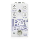 Comodoro RAT BASS コモドーロ ラットベース ディストーション ベースエフェクターComodoro RAT BASSは、定番のディストーションペダルとして知られるブラックのディストーションペダルに基づき、エレキベースで使用するために設計されたペダルです。特に低周波数でのゲインをより高めて作られています。ギターで使うこともできます。 BLENDノブによりクリーンシグナルをブレンドして芯のあるトーンを作ることができます。このときクリーンシグナルはJFETオペアンプによるバッファリングが行われ、シグナルの損失を回避します。反時計回りでクリーンシグナルが、時計回りでディストーションシグナルが強くなります。それぞれ最小、最大でクリーンのみ、ディストーションのみのサウンドを作ることもできます。ブレンドすることで2台のアンプを同時に鳴らしているように使うことができます。FILTERノブはオリジナルモデルとは逆向きで、反時計回りで高域がカットされます。構造はオリジナルモデルと同様のカットスタイルとなっていて、時計回り最大にするとフィルターの影響を受けません。さらに中央のスイッチでクリッピングの選択が可能です。4148はシリコンダイオードで歪みが強くLEDはLEDクリッピングによりダイナミクスが広く歪みが少し弱くなります。中央はクリッピングをバイパスし、最も高い音量のサウンドとなります。●コントロールVOLUME：全体の音量を調整します。FILTER：音色の高域を調整します。DISTORTION：歪みの強さを調整します。BLEND：クリーンブレンドです。スイッチ：クリッピングを切り替えます。Comodoro RAT BASSはスタンダードなセンターマイナスDC9Vアダプターで駆動します。種類：ディストーション、ベース用アダプター：9Vセンターマイナス電池駆動：-コントロール：DISTORTION、FILTER、VOLUME、BLEND、LED/4148