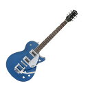 GRETSCH G5230T Electromatic Jet FT Single-Cut with Bigsby ALB エレキギターグレッチのJetに宿るピュアなJetパワーは、65年の歴史の中で、それを使用する特徴的なプレイヤーたちを“象徴するサウンド”となりました。Bigsbyを備えた、G5230T Electromatic Jet FT Single-Cut with Bigsbyは、本質的なJetパワーを忠実に再現し、驚くべき価格帯を実現しています。チェンバード・マホガニーボディ：ラウドでクリアかつクラシックなJetのトーンは、メイプルトップのチェンバード・マホガニーボディから始まり、豊かな低音域と中音域、非常に滑らかで存在感のある高音域を生み出します。その結果、堅牢でありながらもバランスの取れた、深い音の基盤を実現しています。Black Top Filter'TronPU：真髄となる力と明晰さを兼ね備えた、Black Top Filter'Tron PUは、Electromatic Jet FTのチェンバード・ボディを増幅させ強調することで、ワイドでバランスの取れた、クリアなトーンを生み出します。ラウドでパンチの効いたこのJetは、どのレベルのゲインでも、驚くほどの明瞭なサウンドを出力します。そして、ボディとPUが一体となり、豊でレスポンスの良い低音域と中音域を稲妻のような速度で生み出し、またトゲのない輝く高音域を実現しています。Electromatic Jet FTの総合的なトーンコントロール機能には、より完全な調整を可能にする重要な機能が搭載されています。2PU個別のボリュームコントロールにマスタートーン、マスターボリュームとトレブルブリード回路の組み合わせることで、PUとトーンの設定を直感的かつ、広範囲に調整できます。【スペック】・ボディ：Chambered Mahogany・ボディバインディング：White with B/W Purfling・ボディフィニッシュ：Gloss・ボディシェイプ：Jet・ボディトップ：Arched Laminated Maple・ブレイシング：Chambered・ブリッジ：Anchored Adjusto-Matic・ブリッジカバー/テイルピース：Bigsby B50・ブリッジピックアップ：Black Top Filter'Tron・カラー：Aleutian Blue・コンフィギュレーション：Filter'Tron / Filter'Tron・コントロールノブ：G-Arrow・コントロール：Volume 1. (Neck Pickup), Volume 2. (Bridge Pickup), Master Volume, Master Tone・フィンガーボード：Black Walnut・フィンガーボードラジアス：12" (305 mm)・フレットサイズ：Medium Jumbo・ハードウェアフィニッシュ：Chrome・ローワーバウト：13.46" (341.88 mm)・ミドルピックアップ：N/A・モデルネーム：G5230T Electromatic Jet FT Single-Cut with Bigsby, Black Walnut Fingerboard, Aleutian Blue・ネック：Set-Neck・ネックフィニッシュ：Gloss Urethane・ネック：Mahogany・ネックピックアップ：Black Top Filter'Tron・ネックシェイプ：Thin "U"・フレット数：22・ナットの素材：Synthetic Bone・ナット幅：1.6875" (42.86 mm)・オリエンテーション：Right-Hand・ピックガード：Silver Plexi w/ Black Gretsch & Electromatic Logos・ピックアップコンフィギュレーション：Filter'Tron / Filter'Tron・ピックアップスイッチ：3-Position Toggle: Position 1. Bridge Pickup, Position 2. Bridge And Neck Pickups, Position 3. Neck Pickup・ポジションインレイ：Pearloid Neo-Classic Thumbnail・スケール：24.6" (625 mm)・Special Electronics：N/A・ナット：Synthetic Bone・ストリング：Nickel Plated Steel (.010-.046 Gauges)・チューニングマシーン：Die-Cast・アッパーバウト：10.25" (260 mm)・ウェイスト：8.5" (216 mm)・ソフトケース付き