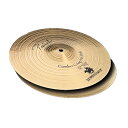 PAISTE Combo Crisp Hi-Hat 12" BOT ハイハットシンバル ボトム※画像はサンプルとなります。※ハイハットシンバル ボトムのみの販売となります。Signature "the Paiste"パイステが誇る究極のクリスタル・サウンドシグネチャー ザ・パイステ・ラインパイステシンバルの特徴とも言える「クリスタル・サウンド」の最高峰を目指し、1987年に開発された「PAT.#4, 809, 581」を最初に使用し、1989年にリリースされたのが、「ザ・パイステ」＝シグネチャー・モデルです。シャープで明快なアタック音、透明感にあふれたヴィヴィッドな響きと幅広いダイナミックレンジ は、シンバル・サウンドをさらに拡大します。心を映し出すソウルフルなサウンドからシャープでストレートなタイトサウンド、パワフルでアグレッシブなヘ ヴィサウンドまで、あらゆるミュージックシーンに活力を与えます。各モデルは特徴的なサウンドと象徴的なネーミングを持ち、1枚1枚入念な製法と厳しい品 質管理によって造られています。パイステが真に追求するアーティスティックな領域へのチャレンジ精神と鍛えぬかれた技術の結晶です。また、Signature Reflectorは職人による研磨によって舞台で生える輝きを放ちます。この手仕事によって、機械による研磨と違って材料にストレスを与えず、サウンドを台無しにすることがありません。Signature Hi-HatStewart Corpelandとのコラボレートにより開発されたモデルです。ボトムサイズ：12"