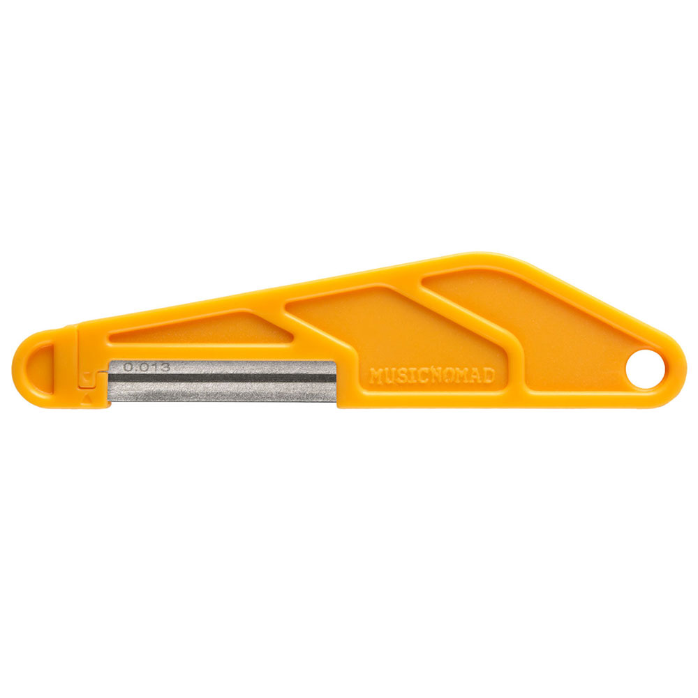 MUSIC NOMAD MN651 .013" Diamond Coated Nut File ギター/ベース用 ナットファイルヤスリ【サイズ】.013"使いやすくて長持ち！ 新発想のナットヤスリ登場！【主な特徴】● 曲がらない革新的な丸い「ひも状」のブレードデザインにより、スムーズで正確なカットを実現。● ブレードにはサイズがレーザー刻印され、人間工学に基づいたハンドルと便利な作業台用の吊り下げ穴も付いています。● 新規または既存のナットスロットの切断と研磨を同時に行うことができます。● ナイロン、ボーン、グラファイト、真鍮や亜鉛などの金属など、すべてのナットやサドルの素材に使用可能。Music Nomadの特許出願中のナットファイルは、革新的なダイヤモンドコーティングと弦に沿うように丸い形をした刃のデザインにより、スムーズで正確なカットを実現。一般的な歯付きヤスリのように横滑りすることなく、溝のカットと仕上げを同時に行います。刃の厚みが十分にあるため、曲がりにくく、高い耐久性を実現。工業用の均一なダイヤモンドコーティングは、ナイロン、骨、グラファイト、さらには真鍮や亜鉛などの金属など、あらゆるナットやサドルの素材をカット可能。人間工学に基づいて設計されたハンドルは、快適な操作性を実現しています。また、繊細な作業の際はハンドルから刃を取り外して使用することもできます。サイズは0.010インチから0.130インチまでの16種類をご用意。エレキギター、アコースティックギター、クラシックギター、そして5弦ベースにも対応しています。【 ※ご注意ください※ 】● 本品はプロ用です。本品を使用すれば誰でもナット溝が完璧に切れるものではございません。● ナット溝切りは長年の経験と技術が必要な作業です。自信のない方はリペアショップへご依頼ください。● 本品を使用しての作業で起きたナット、ブリッジ、サドル及び 楽器本体への悪影響に関しまして、弊社では一切保証致しかねます。● 本品は非常によく切れます。切りすぎに十分ご注意の上作業してください。● ご使用の弦のゲージに合わせてサイズを選んでください。● やや小さめのサイズを使用し、やや広げるイメージで作業するのが上手に切るコツです。● .009”の弦をご使用の場合はMN650で慎重に真っ直ぐ 切ることで対応可能です。