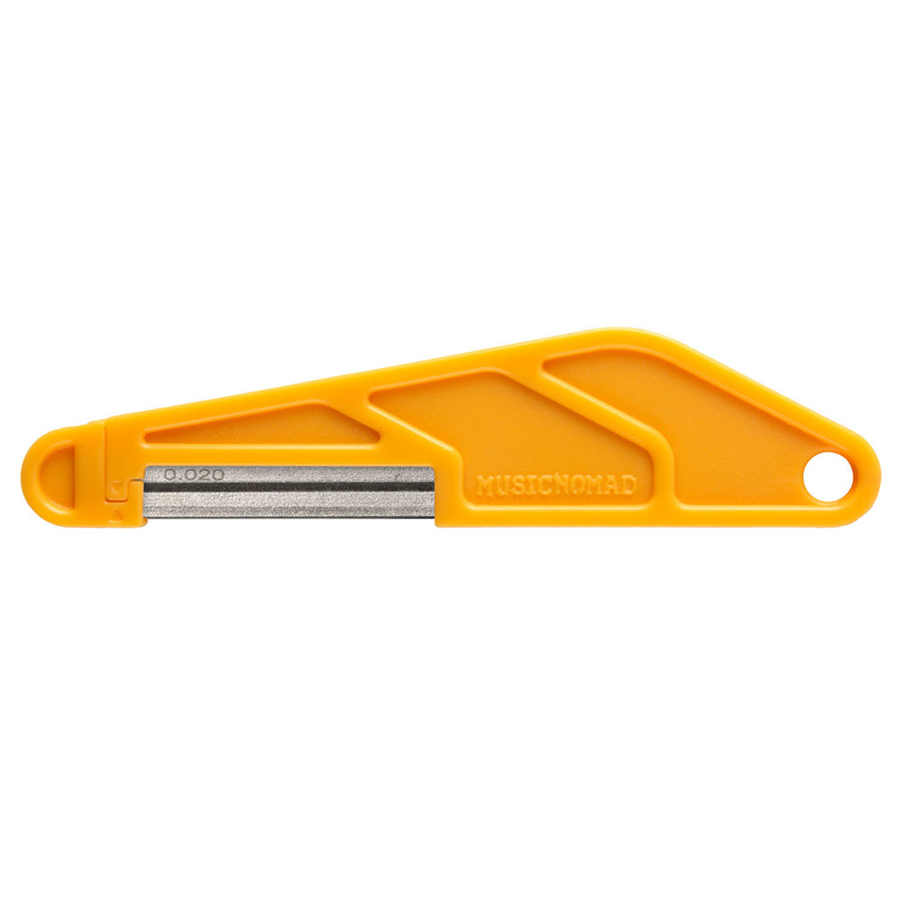 MUSIC NOMAD MN653 .020" Diamond Coated Nut File ギター/ベース用 ナットファイルヤスリ【サイズ】.020"使いやすくて長持ち！ 新発想のナットヤスリ登場！【主な特徴】● 曲がらない革新的な丸い「ひも状」のブレードデザインにより、スムーズで正確なカットを実現。● ブレードにはサイズがレーザー刻印され、人間工学に基づいたハンドルと便利な作業台用の吊り下げ穴も付いています。● 新規または既存のナットスロットの切断と研磨を同時に行うことができます。● ナイロン、ボーン、グラファイト、真鍮や亜鉛などの金属など、すべてのナットやサドルの素材に使用可能。Music Nomadの特許出願中のナットファイルは、革新的なダイヤモンドコーティングと弦に沿うように丸い形をした刃のデザインにより、スムーズで正確なカットを実現。一般的な歯付きヤスリのように横滑りすることなく、溝のカットと仕上げを同時に行います。刃の厚みが十分にあるため、曲がりにくく、高い耐久性を実現。工業用の均一なダイヤモンドコーティングは、ナイロン、骨、グラファイト、さらには真鍮や亜鉛などの金属など、あらゆるナットやサドルの素材をカット可能。人間工学に基づいて設計されたハンドルは、快適な操作性を実現しています。また、繊細な作業の際はハンドルから刃を取り外して使用することもできます。サイズは0.010インチから0.130インチまでの16種類をご用意。エレキギター、アコースティックギター、クラシックギター、そして5弦ベースにも対応しています。【 ※ご注意ください※ 】● 本品はプロ用です。本品を使用すれば誰でもナット溝が完璧に切れるものではございません。● ナット溝切りは長年の経験と技術が必要な作業です。自信のない方はリペアショップへご依頼ください。● 本品を使用しての作業で起きたナット、ブリッジ、サドル及び 楽器本体への悪影響に関しまして、弊社では一切保証致しかねます。● 本品は非常によく切れます。切りすぎに十分ご注意の上作業してください。● ご使用の弦のゲージに合わせてサイズを選んでください。● やや小さめのサイズを使用し、やや広げるイメージで作業するのが上手に切るコツです。● .009”の弦をご使用の場合はMN650で慎重に真っ直ぐ 切ることで対応可能です。