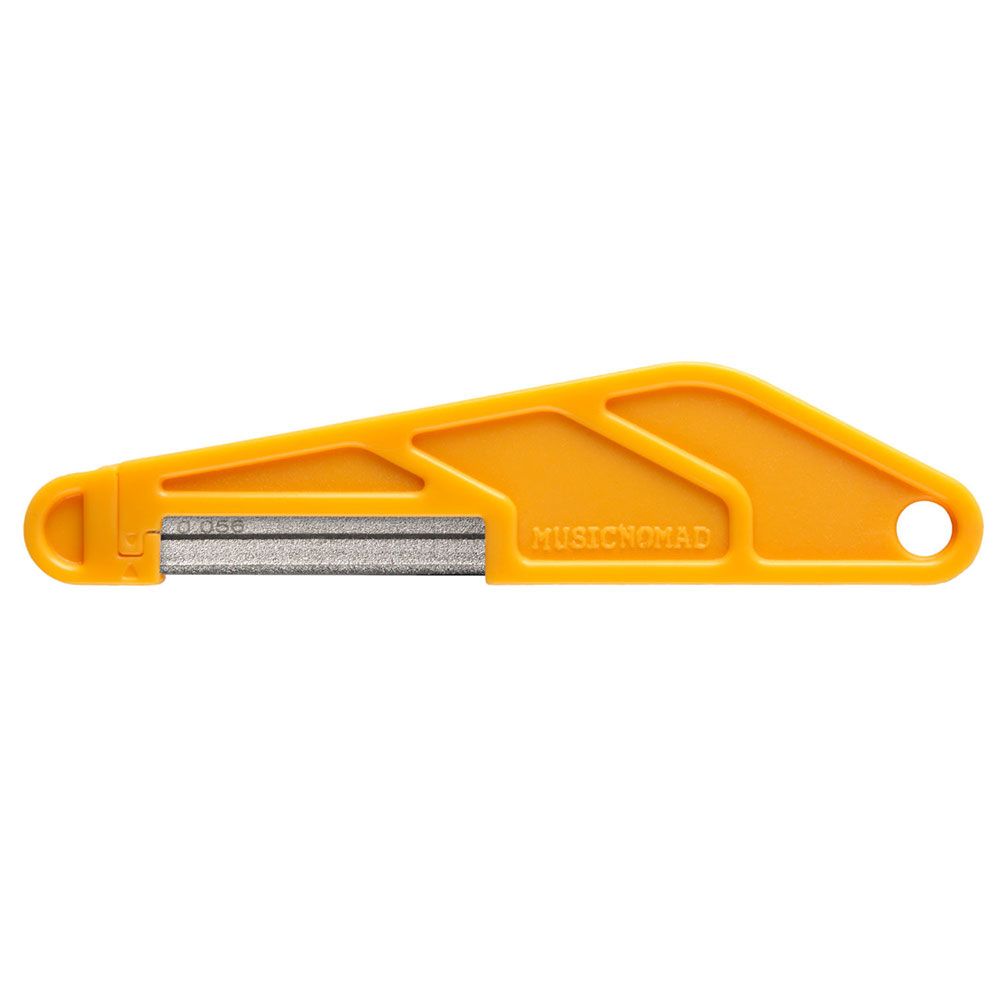 MUSIC NOMAD MN661 .056" Diamond Coated Nut File ギター/ベース用 ナットファイルヤスリ【サイズ】.056"使いやすくて長持ち！ 新発想のナットヤスリ登場！【主な特徴】● 曲がらない革新的な丸い「ひも状」のブレードデザインにより、スムーズで正確なカットを実現。● ブレードにはサイズがレーザー刻印され、人間工学に基づいたハンドルと便利な作業台用の吊り下げ穴も付いています。● 新規または既存のナットスロットの切断と研磨を同時に行うことができます。● ナイロン、ボーン、グラファイト、真鍮や亜鉛などの金属など、すべてのナットやサドルの素材に使用可能。Music Nomadの特許出願中のナットファイルは、革新的なダイヤモンドコーティングと弦に沿うように丸い形をした刃のデザインにより、スムーズで正確なカットを実現。一般的な歯付きヤスリのように横滑りすることなく、溝のカットと仕上げを同時に行います。刃の厚みが十分にあるため、曲がりにくく、高い耐久性を実現。工業用の均一なダイヤモンドコーティングは、ナイロン、骨、グラファイト、さらには真鍮や亜鉛などの金属など、あらゆるナットやサドルの素材をカット可能。人間工学に基づいて設計されたハンドルは、快適な操作性を実現しています。また、繊細な作業の際はハンドルから刃を取り外して使用することもできます。サイズは0.010インチから0.130インチまでの16種類をご用意。エレキギター、アコースティックギター、クラシックギター、そして5弦ベースにも対応しています。【 ※ご注意ください※ 】● 本品はプロ用です。本品を使用すれば誰でもナット溝が完璧に切れるものではございません。● ナット溝切りは長年の経験と技術が必要な作業です。自信のない方はリペアショップへご依頼ください。● 本品を使用しての作業で起きたナット、ブリッジ、サドル及び 楽器本体への悪影響に関しまして、弊社では一切保証致しかねます。● 本品は非常によく切れます。切りすぎに十分ご注意の上作業してください。● ご使用の弦のゲージに合わせてサイズを選んでください。● やや小さめのサイズを使用し、やや広げるイメージで作業するのが上手に切るコツです。● .009”の弦をご使用の場合はMN650で慎重に真っ直ぐ 切ることで対応可能です。