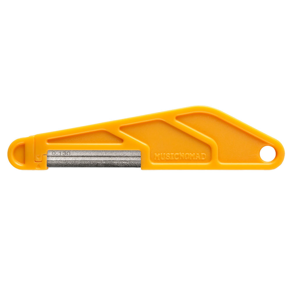 MUSIC NOMAD MN665 .130" Diamond Coated Nut File ギター/ベース用 ナットファイルヤスリ【サイズ】.130"使いやすくて長持ち！ 新発想のナットヤスリ登場！【主な特徴】● 曲がらない革新的な丸い「ひも状」のブレードデザインにより、スムーズで正確なカットを実現。● ブレードにはサイズがレーザー刻印され、人間工学に基づいたハンドルと便利な作業台用の吊り下げ穴も付いています。● 新規または既存のナットスロットの切断と研磨を同時に行うことができます。● ナイロン、ボーン、グラファイト、真鍮や亜鉛などの金属など、すべてのナットやサドルの素材に使用可能。Music Nomadの特許出願中のナットファイルは、革新的なダイヤモンドコーティングと弦に沿うように丸い形をした刃のデザインにより、スムーズで正確なカットを実現。一般的な歯付きヤスリのように横滑りすることなく、溝のカットと仕上げを同時に行います。刃の厚みが十分にあるため、曲がりにくく、高い耐久性を実現。工業用の均一なダイヤモンドコーティングは、ナイロン、骨、グラファイト、さらには真鍮や亜鉛などの金属など、あらゆるナットやサドルの素材をカット可能。人間工学に基づいて設計されたハンドルは、快適な操作性を実現しています。また、繊細な作業の際はハンドルから刃を取り外して使用することもできます。サイズは0.010インチから0.130インチまでの16種類をご用意。エレキギター、アコースティックギター、クラシックギター、そして5弦ベースにも対応しています。【 ※ご注意ください※ 】● 本品はプロ用です。本品を使用すれば誰でもナット溝が完璧に切れるものではございません。● ナット溝切りは長年の経験と技術が必要な作業です。自信のない方はリペアショップへご依頼ください。● 本品を使用しての作業で起きたナット、ブリッジ、サドル及び 楽器本体への悪影響に関しまして、弊社では一切保証致しかねます。● 本品は非常によく切れます。切りすぎに十分ご注意の上作業してください。● ご使用の弦のゲージに合わせてサイズを選んでください。● やや小さめのサイズを使用し、やや広げるイメージで作業するのが上手に切るコツです。● .009”の弦をご使用の場合はMN650で慎重に真っ直ぐ 切ることで対応可能です。