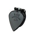 Black Mountain Picks BM-TPK03 Black Mountain Thumb Pick Jazz Tipped サムピックBlack Mountain Thumb Pick は、『サムピックピッキング』だけでなく『フラットピッキング』にも使えるピックとして発売されました。Jazz Tippedは、あまり見かけないサムピックのJazzピックです。小型で先端が尖った形状は、ジャズだけでなく早弾きや細かい演奏を必要とする、テクニカル系、メタル系ギタリストにもおすすめのピックです。通常のサムピックのように感じられるだけでなく、フラットピックのようにも感じることができるでしょう。指弾きと、普通のピック弾きを瞬間に切り替えることができます。フィンガースタイルとフラットピッキングを組み合わせて、独自の演奏表現を作りましょう！●特許取得済みのスプリングを使った新技術：従来のサムピックよりもいくつかの利点があります。1）スプリングを使用することで、ピックを柔軟に操作できるため、通常のフラットピックのように感じることができるでしょう。2）親指リングで固定することで、快適さと安定性のバランスを作ります。※親指リングが可動する事で、小さなサイズ〜大きなサイズの親指にフィットします。【Specs】・ナイロン製・厚み：1.5mm・Made in CANADA