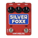 Stomp Under Foot SILVER FOXX ファズ ギターエフェクターストンプアンダーフット シルバーフォックスStomp Under Foot SILVER FOXXは、1971年製の“トーンマシン”に基づいて制作されたヴィンテージスタイルのオクターブファズペダルです。FUZZコントロールにより暖かなオーバードライブトーンから、雷鳴のようなコードと甘いリードトーンを生み出す太いファズサウンドまでをカバーします。TONEコントロールと組み合わせることで、広く音色を生み出します。オクターブはフットスイッチでアクセスすることができ、NOSゲルマニウムダイオードにより、悲鳴を上げるようなリードトーン、リングモジュレーターのようなコードトーンを生み出します。オリジナル“トーンマシン”はベルベットのような素材で覆われていました。そこでSILVER FOXXはクラッシュドベルベットフィニッシュでパワーコートしています。●コントロールLEVEL：全体の音量を調整します。TONE：音色を調整します。FUZZ：ファズの歪みの強さやサステインを調整します。OCTAVE：フットスイッチでオクターブのON/OFFを切り替えます。9V電池、またはスタンダードなセンターマイナスDC9Vアダプターで駆動します。消費電流は2mAです。種類：ファズ（ギター用）アダプター：9Vセンターマイナス電池駆動：9V電池コントロール：LEVEL、TONE、FUZZ、ON/OFF、OCTAVE