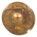 MEINL B14SAH Sand Hat Byzance Vintage Series 14" Benny Greb's シグネイチャーモデル ハイハットシンバル ペアハイハットトップとボトムのセットです。【Byzance Vintage シリーズ】VintageシリーズはMEINLアーティストBenny Grebとのシグネチャーサンドライドの開発から始まり、今では様々なモデルがラインアップされています。特徴的なサンドブラスト加工を施したシンバルは、あえて煌びやかな部分をコントロールし柔らかなヴィンテージの風合いをサウンドに纏わせています。Benny Grebシグネチャーサンドハットは、TOPが極薄、ボトムが極厚ウエイトの組み合わせで、オープン、クローズ、フットともに歯切れよく柔らかなトーンも持ち合わせています。トップは裏面のみにレイジング、表面はサンドブラストの加工で、大きなハンマーでのハンマリングにより、トラッシーなサウンドもブレンドされています。演奏時のタッチで様々な表現を可能にするハイハットです。特徴・ B20ブロンズ合金製・ ハンドハンマー加工による優れたサウンド・ 表面はサンドブラスト仕上げ。ヴィンテージなサウンド、ルックス、フィーリング音楽ジャンルファンク | フュージョン | ジャズラテン | ポップスR&B | スタジオ音楽サイズ 14インチ