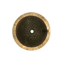 SABIAN HH-7RCC HH RADIA CUP CHIME 7インチ エフェクトシンバル東洋のエキゾチックな響きを、斬新でパーカッシヴなサウンドに仕上げた、テリー・ボジオのシグネチャー。カップ部からエッジへ放射状に刻まれた"レイディア・コアリング"と入念なハンマリングによって、かつてないミステリアスなベルサウンドを実現。【仕様】Terry Bozzioシグネチャーモデルカップチャイムサイズ：7"