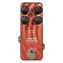 One Control Rebel Red Distortion 4K ディストーション ギターエフェクターワンコントロール / レベルレッドディストーションヨンケー神器襲来。ギタリストをその気にさせる音。それがどんなエフェクターであっても、最も重要なのはそこではないでしょうか。なぜか良いリフが浮かぶエフェクター、リードを弾いていて気持ちの良いエフェクター……使い勝手や機能性よりも、感情を揺さぶるような音が出るペダルであることほどエフェクターに求めるものはありません。時代、場所を問わず、名機と呼ばれるエフェクターには必ず、ギタリストがその気になるサウンドが眠っています。BJFE Dyna Red Dist.というペダルがあります。2001年に発売されたこのペダルはクランチ的なローゲインからヘヴィでザクザクとした音色までを作ることのできるミドルゲインのディストーションペダルです。ただ幅広く音を作ることができるだけではなく、特に大音量で音を出したときの、心揺さぶられるようなサウンドは世界的に人気となり、伝説的なディストーションペダルの1つとして知られています。One Control REBEL RED DISTORTION 4Kは、BJFの制作した名機、Dyna Red Dist.のカスタムバージョンを、さらに大きく発展させたペダルです。もともとはブライトなアンプとブリッジポジションのシングルコイルに合わせてカスタムされたRebel Red Distortionのサウンドは、オリジナルモデルの持つ絶妙な音色特性を維持しながら、さらに現代的で分厚いサウンドへと進化を遂げていました。そこに新たなDRIVEノブを加えたのがREBEL RED DISTORTION 4Kです。DRIVEノブはディストーションの前に設置されたオーバードライブコントロールのように操作します。これにより、少し特殊だったRRDが、様々なアンプやギターに適応できる柔軟なディストーションペダルに生まれ変わりました。DRIVEとDIST.を組み合わせ、エッジの効いたバッキングやヘヴィなリフ、そして滑らかなリードトーンまでカバーします。BJFのファンであれば、REBEL RED DISTORTION 4KのDRIVEノブを最小にして音を出してもニヤリとすることでしょう。独特のダークさを持つヨーロピアンテイストなサウンド。しかし、ダークなのに埋もれない、クリアで存在感すらある音は、まさにBJFマジック。分厚く、ギターのエネルギーが爆発するようなサウンドです。ハムバッカーピックアップをはじめとする高出力なピックアップを使用し、レガートを多用するような現代的なハイゲインシーンにも最適。ロー〜ミッドを中心とした音色は特にリードトーンに最適です。また、ミュートを駆使した刻みやよりローダウン、多弦ギターによるヘヴィなトーンにも勢いをつけます。シングルコイルピックアップのギターなら、スタンダードなロックサウンドをいとも簡単に作り出します。まるでハムバッカーのようなパワーと迫力を作り出します。REBEL RED DISTORTION 4Kも、Dyna Red Dist.同様、特に大音量でその本領を発揮します。さらにギター側のVolumeコントロールで自在にゲインのコントロールができることも、REBEL RED DISTORTION 4Kの大きな特徴です。有機的で感情的。どこまでも表現力を求める歪み。それこそ“音楽的”なペダルではないでしょうか。●特徴・BJFEの名機、Dyna Red Dist.のカスタムバージョンがさらに4ノブ化・分厚くダークなBJFらしいトーン・クリアで存在感があり、コントローラブルな歪み・アルミ削り出しのハイクオリティなミニサイズケース・電池内蔵も可能・トゥルーバイパススイッチング●コントロール・VOL：出力音量を調整します。・DIST.：歪みの強さを調整します。・DRIVE：ディストーションの前段にあり、オーバードライブを追加するように調整します。最小にするとオーバードライブは加わりません。・TREBLE：高域を中心に音色を調整します。音色全体のバランスを変えることができます。●Specification・インプットインピーダンス : 500K・アウトプットインピーダンス : 25K・駆動電圧 : 9V・消費電流 : 2.5mA・S/N比 : -76dB・サイズ：　39Wx100Dx31H mm(突起含まず)　47Wx100Dx48H mm（突起含む)・重量：およそ160グラム(電池挿入時200グラム)※電池は付属しません。REBEL RED DISTORTION 4K(RRD4Kn)へのアップグレードにより、多くのギター・アンプに組み合わせられるようになった。RRDは少し特殊だったが、DRIVEとDISTのコントロールで、幅広いスタイルのプレイヤーが扱いやすくなった。ローゲインからかなりヘヴィなゲインまで、優れたソリッドディストーションが得られるだろう。───Bjorn Juhl