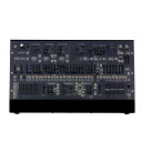 ARP ARP2600-M シンセサイザー キャリーケース付き 伝説的シンセサイザーの名機 アープ 2600の復刻モデル現代のミュージシャンのための最もアイコニックなシンセサイザー伝説のARP 2600が現代に蘇りました。ARP 2600は、間違いなくこれまでで最も象徴的なサウンドを持つシンセサイザーです。 ARP 2600のサウンドは、70年代に登場してから今日に至るまで、数え切れないほどのレコード、映画音楽、テレビ番組、ゲームのサウンド・トラックで使用され、音楽界に欠かせない存在であり続けています。新しいARP 2600 Mは、世界中で賞賛されているサウンドをよりコンパクトでポータブルなフォーマットで提供し、さらに新たな機能を追加して、この歴史的なシンセサイザーの理想的な化身として生まれ変わりました。伝説の再誕2020年1月に ARP 2600 FSが発表されると、そのオリジナルARP 2600への忠実さが世界中のミュージシャンに認められ、瞬く間に驚異的な成功を収めました。ARP 2600 Mは、オリジナルの約60％のサイズであり、軽量化とポータビリティの向上を実現し、スタジオやライブ会場でのセッティングが簡単になりました。ARP 2600 FSと同じアナログ回路とコンポーネントを統合しているため、ARPの特徴的なサウンドを忠実に再現しています。David Friend創始者のAlan Robert Pearlman氏と共に、ARP Instruments社を起ち上げた共同創業者。ARP 2600やOdysseyの設計をはじめ、数々の製品開発に携わり、後に社長として経営にも手腕を奮った。起業家としての功績も高く評価されており、2010年には、Ernst & Young社が選出する“Entrepreneur of the Year”（最先端技術部門）を受賞。Carbonite社のChairman & CEOを務めたのち、現在ではWasabi社のChairman & CEOを務める傍ら、マサチューセッツ工科大学スローンマネジメントスクールで講師も兼任。また、ニューイングランド音楽院、バークリー音楽大学等の名誉教授にも就任している。「1970年代に原型となる 2600を設計した際には、これがこんなにも重要な楽器になるとは気づいていませんでした。けれどもスティービー・ワンダー、ピート・タウンゼント、ジミー・ペイジ、ハービー・ハンコック、そして数え切れない多くの音楽家の手によって、当時最も影響力のある楽器となりました。いつも、ちょっと大きくて重いなあと思っていたので、まったく同じ音でありながらホームスタジオにより相応しい Korg の 2600 M を見たときは嬉しかったです。デジタルインターフェースも、（そもそもオリジナルモデルにはなかったんですが）大きく進歩しました。付属のパッチコードがあるので、多数のパッチと幅広い音を作り出せます。50年近く前に 2600 を使ってやったすべてのことを思い出すのに数時間かかりました。すごくいいんですよ！」David Mashデビッドは41年勤めたバークリー音楽大学でのイノベーション、戦略、テクノロジー（Innovation, Strategy, and Technology）部門長を最近退任しました。彼はミュージックテクノロジー、特にシンセサイザーにおいて、世界的に有名な専門家です。バークリーで電子制作とデザイン（Electronic Production and Design）のコースを設立し、Korgなどの多数の楽器メーカーのコンサルティングを行い、ARP2600 FS と新モデルの ARP2600 M の再発売時には諮問役を務めました。ARP2500 からシンセサイザーに関わり始め、1977年に初めて購入したシンセサイザーは ARP2600 と 1601 シーケンサーでした。アランR.パールマン（Alan R Pearlman）やデビッド・フレンド（ David Friend） と親交を持ち、1978年から楽器について ARP に助言するようになりました。デビッドは現在アランR.パールマン基金（Alan R. Pearlman Foundation）の会長に就いています。「ARP 2600 の完全サイズレプリカを発表し、Korg は古典的なシンセサイザーを再び発売することで、電子音楽の世界に多くの音楽家が体験したことがなかった素晴らしい機会を贈りました。しかし ARP 2600 M の発売は、2600 が新しい外観、新しい感覚というモダンエイジに入ったことを意味します。それでも元来の ARP の音は健在です！よりポータブルな、近代的な見た目となり、大型ユーロラックシステムにフィットする形態でありながら、大型シンセサイザーの強力さを備えています。そしてほとんどのユーロラックシステムに欠けているヒューマンスケールがあります。このモジュールは見た目も感覚も音も最高です。」高品質な日本製ARP 2600 Mは、ARP 2600 FSと同様に細心の注意と並外れた品質基準のもと日本で製造され、オリジナルのサウンドと質感を正確に再現するために、同じアナログ電子部品を使用しています。スプリング・リバーブは、新しいボディサイズに合わせて新たに採用しましたが、これまで通りの豊かなエフェクトを実現しています。ARP 2600 Mには専用のキャリーケースと専用ARPステッカーが付属しております。 専用キャリケースは楽器を保護するだけでなく、特殊な耐衝撃減衰技術を搭載したカスタム・キャスターのおかげで持ち運びが容易になります。また、それに加えて、お気に入りのvolca、SQ-64や他のMIDIコントローラーなどの他の機器を一緒に運ぶのに十分なスペースがあります。スタジオの必需品ARP 2600が今日まで絶大な人気を誇っているのは、偶然ではありません。 ARP 2600 Mは単なるシンセサイザーではなく、完結したサウンド・デザイン・スタジオです。今日でも、ARP 2600は、モジュラー・シンセシスの個々の要素と、制作やパフォーマンス楽器に求められる即時性とを両立しています。オシレーター、エンベロープ、フィルター、アンプという、アナログ・シンセシスに必要な要素はすべて十分に含まれています。しかし、ARP 2600 Mは、スプリング・リバーブ・タンク、さらには1ペアのモニター・スピーカーを内蔵することで、さらに上を行きます。また、リング・モジュレーション、ラグ＆ボルテージ・プロセッサー、エンベロープ・フォロワー、オーディオ・プリアンプ、クロック同期スイッチ、ノイズ・ジェネレーター、サンプル＆ホールド・モジュール、シグナル・インバーター、AUXミキサー、さらにはマルチプル・ジャックのセットを備え、ヴィンテージ・モジュラー・システムならではの多彩な音作りが可能です。追加された機能新しいARP 2600 Mは、オリジナルに忠実なだけでなく、さらに使いやすくなるように機能が追加されました・プラグ・アンド・プレイ：ARP 2600 MのUSB-Aポートに、KORG microKEY，nanoKEYやSQ-64などのUSBクラス・コンプライアント対応MIDIコントローラーを接続するだけで、簡単に本機をコントロールすることができます。・サイズを縮小。サイズが変更されたことで、パッチが見やすくなっただけでなく、より短いパッチ・ケーブルを使用することが可能になりました。・オリジナルARP 2600の2種類のバージョンから2種類のフィルター（前期型、後期型）が使用可能。・DIN MIDI INを追加。・ピッチベンド、モジュレーション、ポルタメントON/OFFはMIDI CCメッセージ（USB/DIN MIDI）でコントロールできます。・電圧の正規化：S/H GATE ジャックをを介してADSRを起動させるために必要なトリガー信号のしきい値を5Vとし、volcaシリーズやユーロラックモジュールなど、他の機材との組み合わせがより簡単になりました。・アタック・タイムとリリース・タイムの比率を改善。・L/Rステレオ出力標準フォーンジャック（XLRは非搭載）。・ヘッドフォン使用時にはスピーカーが自動的にオフになります。・改善された、スムーズなスライダー。音楽ソフトウェアを無料バンドル。ARP 2600 Mには、曲を作るだけでなくAIによるマスタリングができる「Ozone Elements」、キーボード演奏の上達に役立つ「Skoove」、DAWソフト「Reason Lite」に加え、コルグやその他ブランドのソフトウェア・シンセまで、多数の音楽ソフトウェアが最初から付いてきます。つまり、この製品を手に入れることによって、あなたの音楽をレベルアップさせるさまざまなツールを手に入れることができるのです。iPad / iPhone用アプリKORG Gadget 2 Le （音源内蔵DAW音楽制作アプリ）KORG Module （ピアノ・キーボード音源アプリ）Mac / Windows用ソフトウェアKORG Collection - M1 Le（シンセサイザー音源）UVI Digital Synsations（シンセサイザー音源）AAS Ultra Analog Session（シンセサイザー音源）AAS Strum Session（アコースティック・ギター音源）AAS Lounge Lizard Session（エレクトリック・ピアノ音源）Propellerhead Reason Lite（DAW音楽制作ソフト）Skoove free 3 month trial of Skoove Premium（オンライン ピアノ レッスン）KORG Gadget 2 Le for Mac（DAW音楽制作ソフト）iZotope Ozone Elements（マスタリング・プラグインソフト）