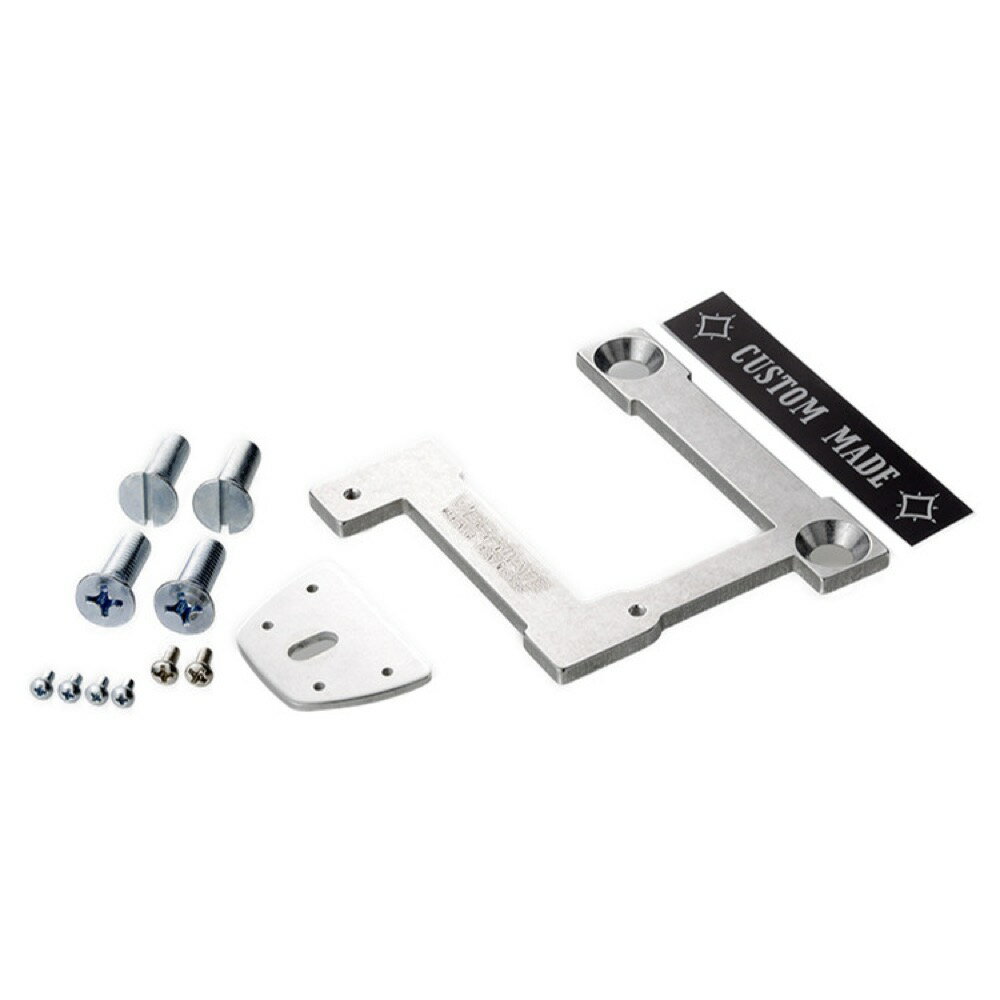 VIBRAMATE V7-335 E Mounting Kit ES-335用 マウンティングキット※パーツの取り扱いには、相応の技術と知識が必要になります。自己責任にて取り扱い可能な方のみ、ご検討下さい。取り付け時に起った、楽器及びパーツの破損・損傷等につきましては当店は保証出来ません。あらかじめご了承下さい。米国ヴィブラメイトから登場した「V7-335 E Seriesマウンティング・キット」は、ES-335タイプのアーチトップ・ギターにビグスビーのB7ヴィブラート・テールピースを取付けるマウント・キットです。V7-335 E Seriesマウンティング・キットは、元のテイルピースのネジ穴とエンドピンのスクリューを利用するため、ギターのボディに加工をすることなく、簡単にビグスビーのB7ヴィブラートを搭載することが可能です。元のテイルピース位置からボディ・エンドまでの長さが8.0インチ (203mm) のモデルに対応しています。Specificationキット内容V7-335マウント・プレートV7テールピース・プレート“CUSTOM MADE”クラシック・ネームプレート・カバー(粘着テープ付き)ベース・マウント・スクリュー(インチ・サイズ)x2本ベース・マウント・スクリュー(ミリ・サイズ)x2本フロント・マウント・スクリュー(ショート・サイズ/フラットヘッド)x2リア・マウント・スクリュー(ショート・サイズ/ラウンドヘッド)x4※V7-335マウント・キットは、ビグスビーのB7ヴィブラート・テールピース専用のマウント・キットです。B70、B700、その他のモデルには使用できません。※ストラップピンとスクリューは元のギターに搭載されているものを使用します。※ギターのボディ形状により、取付られない場合もあります。※マウント・キットを長期間取り付けておくと経年変化により、塗装面に取り付け痕が残ることがあります。特にラッカー・フィニッシュのギターでは注意が必要です。予めご了承ください。※レフトハンドには対応しません。