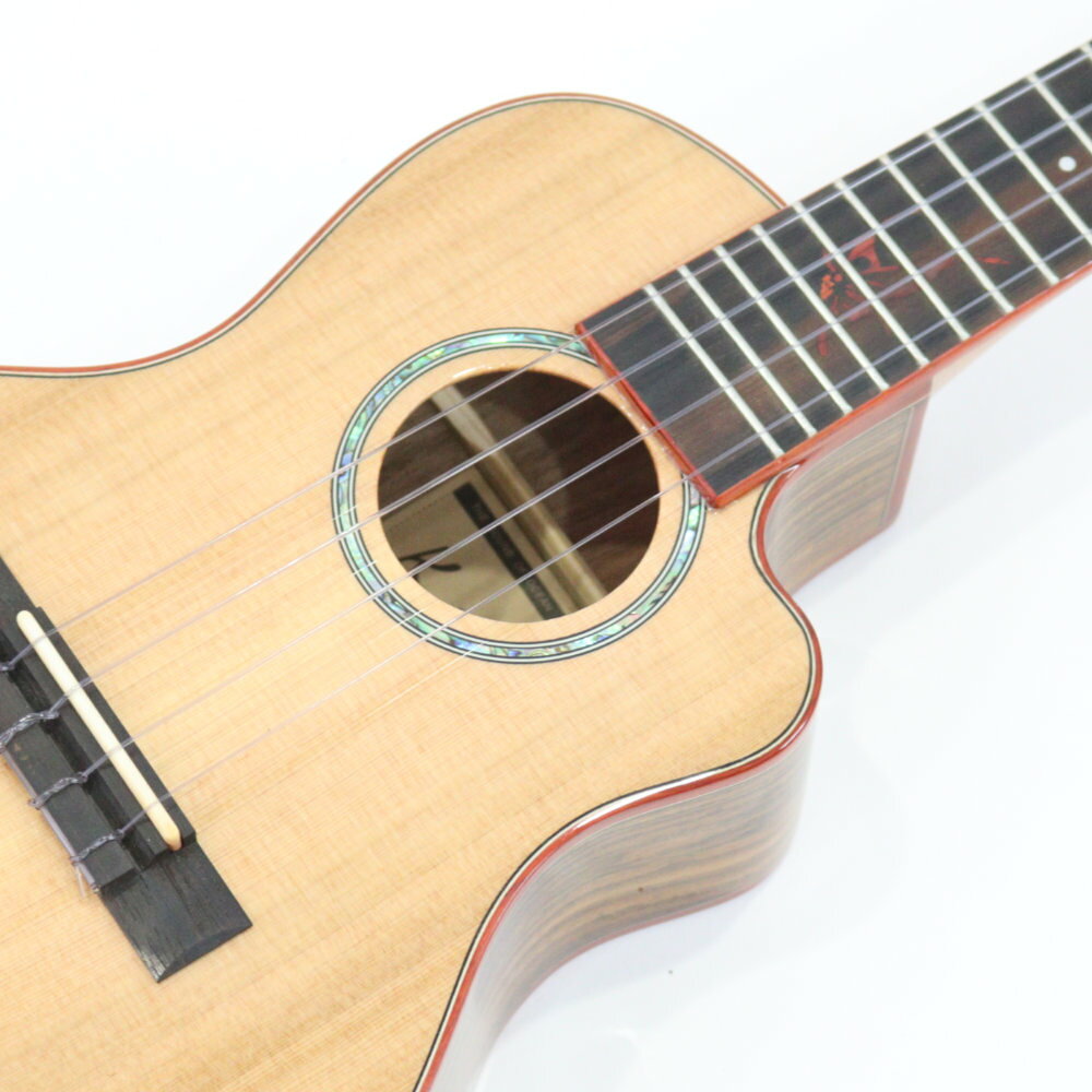 chuya-online チューヤオンラインのKai Ukulele KC-700C コンサートウクレレ カッタウェイ有り ソフトケース付き｜アングル3