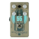 Catalinbread Formula No.55 Blu ギターエフェクターCatalinbreadのツイードデラックスサウンドから発展したオーバードライブ、Formula No.55の日本限定ブルーカラーバージョンです。Catalinbread Formula No.55 Bluは、“5E3”ツイードデラックスサウンドにインスパイアされた、次世代のオーバードライブペダルです。クラシックな5E3アンプのプリアンプセクションを緻密に再現しています。オリジナルプリアンプの回路をオールディスクリートJFETベースのシグナルパスで置き換え、本物のツイードアンプがもつレスポンスを実現するため、ボリュームとトーンコントロールはオリジナル回路を元に制作されています。アウトプットインピーダンスを低くし、パンチのあるトーンでアンプをドライブさせることができます。Hi/Loスイッチによりヴィンテージツイードのクリーンなレスポンスから、真空管をハイゲインモデルに交換したようなホットロッドなトーンを切り替えることができます。Formula No.55 Bluは5E3プリアンプに大きなパワーセクションを接続したようなレスポンスを与えました。これはまるでキャビネットサイズをアップさせたような効果があります。小さなアンプのキャラクターを持ちながら、大きなアンプのレスポンスを実現したのです。Formula No.55 Bluに真空管は入っていません。最も真空管に近いダイナミックレスポンスと倍音成分を持つJFETを使用しています。グラント・グリーンからクレイジー・ホースまで、可能な限り幅広く5E3のトーンを作ることを目的として作られているため、スモーキーからフルボディまでのダイナミックレスポンスを持ち、ギターのボリュームはピッキングで自在に歪みをコントロールできます。このサウンドを実現するため、様々なパーツをテストしました。カーボンコンポジション抵抗や選別されたキャパシタなど、全てがサウンドのために選ばれたパーツを使用しています。プレミアムパーツも含まれますが、プレミアムパーツを使用したから音が良いのではなく、適切にパーツを選択したから音が良いのです。●クイックスタートまず、ギターとアンプの間にFormula No.55 Bluだけを接続してみましょう。Formula No.55 Bluが持つレスポンスがどういうことかということが感覚的にわかるはずです。Formula No.55 Bluの感覚が理解できたら、ペダルボードの設置位置の検討に入ります。ここでは、その最初の感覚を掴むための設定をご案内します。まず、アンプはできるだけニュートラルでクリーンなトーンに設定します。例えばFスタイルのコンボアンプなら、ボリューム2〜3、トレブル6、ベース3、ミッド6あたりです。それでは、まずFormula No.55 BluをLOモード（グリーンLED）、PRESENCE、TONE、VOLUMEを12時に、MASTERを10時あたりに設定してみましょう。（音量が大きすぎたり小さすぎる場合は適宜調整します。）この状態でしばらく弾いていると、特有のマイルドでクリアなオーバードライブが聞こえてきます。（ピックアップの出力が低めの場合は少しVOLUMEを上げてみてください。）そしたら、ギターのVolumeコントロールを下げてクリーントーンを作ってみましょう。ここでPRESNCE、TONEコントロールを動かし、EQの特性と影響を確認します。そしてお好みの位置にセットしたら、VOLUMEを最大まで上げてみましょう。好きなコード、好きなリフを弾いてローエンドの質感を確認します。オープンコードを鳴らして音の分離感を確認したら、パームミュートでローエンドがフォーカスされる様子を確かめます。そしてギターのVolumeを戻します。このクリーンなトーンは、Catalinbreadのお気に入りです。続いて、HIモード（レッドLED）に切り替えてみましょう。そして、VOLUMEを9時あたりに設定します。そして弦を強く弾いたり弱く弾いたりしてみましょう。続いてVOLUMEを12時あたりに設定し、アタックとダイナミックな特性を確認してみましょう。VOLUMEを好きな位置に設定し、好きに弾いてみましょう。そのままギターのVolumeを下げれば、ツイードのクリーンが手に入ります。そろそろいい時間です、Formula No.55 Bluを理解できた頃ではないでしょうか。●コントロール・MASTER：全体の音量を調整します。・PRESNCE：5kHzレンジのトップエンドを調整します。・TONE：実際のデラックスアンプに近いサウンドを作ります。VOLUMEコントロールとTONEコントロールは密接に関わります。VOLUMEを最大にすると、TONEの影響は少なくなります。VOLUMEを下げるとTONE12時付近でフラットなレスポンスとなり、反時計回りでスモーキーなジャズクリーン、時計回りでよりグラッシーなアッパーミッドレンジのトーンとなります。・VOLUME：ゲインコントロールです。HI/LOスイッチと組み合わせて最大ゲインを設定します。ギターのVolumeを下げればすぐにゲインを下げることができます。・HI/LO：ゲインモードを切り替えます。HI（レッドLED）ではホットロッドな12AX7プリアンプトーンとなります。ピックがそのスロットルです。アタックの強弱でゲインをコントロールできます。LO（グリーンLED）では、ローゲインな12AY7のトーンです。ファットでジューシーなハーモニックレスポンスを持ったローゲインサウンドです。●パワーサプライFormula No.55 Bluは、一般的なエフェクター用のパワーサプライや、9V電池で動作します。センターマイナスの9VDC〜18VDCアダプタに対応（EPA-2000、またはRPA-1000推奨）し、特に18Vで駆動させればより高いヴォリューム、ヘッドルーム、そしてパーカッシブなアタックが得られます。9Vで駆動させると、歪みやすくやわらかい音となります。50Wアンプと100Wアンプの違いのように使うことができます。18V駆動は、明らかに違います。特にバンドでプレイする際には最適で、アタックと音の明瞭さがアンサンブルで効果を発揮します。また、3〜4V程度、残量が減った9V電池を使うと、あまり大きな音が出せない深夜のジャムセッションなどに最適なソフトなサウンドが得られます。もちろん、電圧調整のできるパワーサプライを使っても同様の効果が得られます。電圧を落とすと、少しブリティッシュで小音量なサウンドにもなります。電圧をいろいろ変えて、お好みの音を見つけてみてください。●アンプ一般論として、Formula No.55 Bluはクリーンに設定したチューブアンプで最高のパフォーマンスを発揮すると言えます。しかし、設計時の予想とは異なり、Formula No.55 Bluは歪んだチューブアンプでも素晴らしい結果を残したのです。チューブアンプにおいて、Formula No.55 Bluで最高のトーンとレスポンスを作るために、アンプのチューブの状態が悪くないかを確認してください。特にアンプ側のプリアンプの1stステージはFormula No.55 Bluにとって非常に重要で、ここのチューブの状態が良くないと、Formula No.55 Bluは弱く、ザラっとした微妙な音になってしまう場合があります。●ペダルボードでの使い方Formula No.55 Bluは、様々な他のペダルと同時に使うことを想定して設計されています。非常にフラットなレスポンスで、周波数に余計な凹凸はありません。Formula No.55 Bluは、以下のルールに則って作られています。・ギターのヴォリュームでクリーンやクランチを作ることができること。・実際のアンプ同様、ペダルの前にオーバードライブやブースター、ファズなどを置いて使うことで、ペダルをクランクアップできること。・ギターのダイナミクスやタッチセンシティブを犠牲にすることなく、ヴォリュームコントロールができること。・アンプのオーバードライブチャンネルに接続して、より良いクランチが得られること。即ち、Formula No.55 Bluは実際のアンプのように使うことができるので、それを踏まえた上でボードを組んでいただければ、より良いサウンドが得られます。ファズやオーバードライブ、ブーストのような歪み系ペダルはFormula No.55 Bluの前に、リバーブはFormula No.55 Bluの後に、ディレイやモジュレーションペダルは前後どちらに置いても良い効果となります。必要な音を探すため、様々な組み合わせを試してみてください。一般的に、ディレイやモジュレーションペダルをFormula No.55 Bluの前に設置すると、若干音にコンプレッションがかかることもあります。これらは、アンプのエフェクトループのように、Formula No.55 Bluの後に設置することで、よりクリアなエフェクト効果が得られるようになります。Formula No.55 Bluは、クリーンブーストやトレブルブースト、ファズ、オクターブアップ/オクターブダウンペダル、TSやKLONEなどのオーバードライブ、ワウペダルなどを前段に設置してブーストすると良い結果となりやすい特性があります。●スペック・トゥルーバイパススイッチング・11.11×6×4.76cm・インプットインピーダンス：1M・アウトプットインピーダンス：15k・DC9-18Vセンターマイナスアダプター、または9V電池で駆動種類：オーバードライブ（ギター用）アダプター：9-18Vセンターマイナス電池駆動：9V電池コントロール：MASTER、VOLUME、TONE、PRESNCE、HI/LO