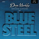 Dean Markley DM2672 BLUE STEEL LIGHT 45-100 エレキベース弦BLUE STEEL独自配合、凍結技術を使用した芯線と複合巻線技術のステンレスワウンド弦。ディーン・マークレイ・ブルースティールベース弦は、轟音、リズミカルなスラップ、芸術的なラインのいずれにも対応します。液体窒素で凍結させたブルー・スティール弦は、巨大なトーン、レゾナンス、そして寿命を実現します。ブルー・スティールNPSベース弦は、ニッケル・プレート・スティールによりウォームでリッチなトーンをもちます。0.050より小さい弦を除いて、DeanMarkleyのベース弦はすべて複合巻きで作られています。より細いのワイヤーを使って弦の質量を増やすということです。巻線の方向を層間で逆にすることで、「網目状に」させています。これにより、弦がより滑らかになります。なお、「複巻」といっても、巻線は2本とは限りません。0.095のような太いゲージになると、3本の巻線を使います。これには2つの理由があります。第一に、最終の巻線を適度に細くすることです。これにより、弦の表面が滑らかになります。また、圧縮法を使用することで、より細く、より柔軟な芯線を使用することができ、弦の演奏性を高めることができます。さらに、非常に重要な要素として、最終的なレシピを得るためには、プロセステンション（巻線の過程で芯線が保持されるテンション）も同様に重要です。ベース弦を作る際に考慮するもう一つの要素は、「コアと巻線の比率」です。この比率は、演奏性と耐久性を両立させるための最適な配合を追求していく中で変化していきます。芯線の割合が多すぎると、演奏性が損なわれます。芯線の割合が少なすぎると、ストリングが切れてしまうことがあります。1900年代初頭のピアノ弦業界には、「弦の張力はコアの破断点の66％を超えてはならない」というルールがあります。私たちのエンジニアリング哲学は、新しいデザインを開発する際に60％のルールを維持しています。なぜなら、私たちの弦はピアノのようにハンマーで叩かれるのではなく、弾かれたり、叩かれたりするからです。使用されている各素材には、張力に影響を与える特定の重量があるため、数学的モデリングを用いて、コアと巻線のちょうど良い組み合わせを決定しています。専門的に聞こえるかもしれませんが、重要なのは持続性のある素晴らしい音の弦を作ることです。ゲージ：LIGHT 45-60-80-100