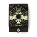 MXR JC222FFR MXR Jerry Cantrell Firefly Talk Box ジェリー・カントレルモデル トーキングモジュレーター ギターエフェクタートーキング・モジュレーター使いの筆頭、ジェリー・カントレル（ALICE IN CHAINS）のシグネチャーモデル登場！！数々の楽曲でトークボックスの特徴的なサウンドを聴かせてくれるアリス・イン・チェインズのギタリスト、ジェリー・カントレル。彼のためにデザインされた特別なフィニッシュのトークボックスが新登場。既存の「M222 トークボックス」同様、ドライバー駆動用にアンプを内蔵しているので、別途アンプを用意する必要がなく、ほかのコンパクトエフェクターと同列で扱えるトークボックス。VOLUME、TONE、GAINコントロールでサウンドを調節できます。付属のチューブ（ホース）を通して出力されるエフェクト音は、従来のトークボックス同様に口元のマイクで収音します。DC18V電源アダプター、本製品用チューブ付属