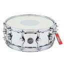 DW DR-PM-5514SS-CS PERFORMANCE STEEL Snare Drums スネアドラムDWパフォーマンスシリーズのスチールシェルスネアドラムです。1mm厚のスティールシェルで、オールラウンドな1台。ブラスドラムのような響きを持ちながらより金属的な質感を持ち、優れた音量と感度を備えています。・シェル:Chrome over Steel・サイズ(口径x深さ):14インチx5.5インチ【Performance Series】Performance Series は、DWの上級機種であるCollector’s Series で培ったシェル材、サイズ、ハードウェア等のアイデアを、ふんだんに取り入れたシリーズです。【ハードウェアカラー】標準装備のハードウェアはクロムを使用。また、Performance Seriesの“turret lug”はDW round lugをスケールダウンしたもので、スネアに採用されています。【DWスネアスローオフシステム】クロムカラーの新しいMAGスローオフを標準装備。シンプルなデザインの、MAG（米国特許第7902444）は水平テンション調整と滑らかで、簡単なアジャストアクションを備えたドロップ・スローオフです。その名前はスローオフの本体に組み込まれている巧妙な磁石から来ています。ハンドルが上位置にあるとき、それはちょっと引っ張ても外れません。それをリリースするときは、どんなストレーナの雑音もなく、完全にヘッドからストレーナーを離します。【カウンターフープ】スタンダードなトリプルフランジフープを装備。【True-Pitch チューニングロッド】ドラマーが自らのサウンドをよりコントロールできるようにするために、DWは、特許のTrue-Pitchテンションロッドシステムを開発しました。そのテンションロッドは他のほとんどのドラムで採用されている12/24インチ規格ではなく5mmのネジを採用しています。比較すると、DWのTrue-Pitchテンションロッドでは0.8mm毎に1つのネジ山があるのに対し、他のほとんどのドラムでは1.05mm毎に1つのネジ山があります（約20％以上ネジ山が細かくなっています）。その結果、より厳密なチューニングプロセスが可能となっています。(True Pitchロッドはクロームとゴールドでのみ利用可能です。)【Performanceシリーズスタンダードヘッド】DW Performanceシリーズには標準でDW専用のRemo USA製ヘッドが装備されています。スネアドラムには、コーテッドのリバースドット付バターヘッドとクリアのスネアサイド・レゾナントヘッドが採用されています。