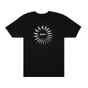 Jackson Circle Shark Fin T-Shirt Black LJacksonのロゴを中央に配し、Jacksonのアイコニックなシャークフィンインレイをモチーフとした円形グラフィックが特徴です。パッドプリントのネックタグ付き。サイズ：L素材:100％ Cotton身丈：76cm身幅：52cm肩幅：46cm袖丈：21.5cm※平置きの状態で計測しております。生地の特性によっては1-2cm前後ほど誤差が生じる場合がございます。