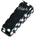 ブルース界のトップギタリスト、BUDDY GUYとの共同作業により、BUDDY GUY SIGNATURE WAH「BG-95」が製品化。ワウペダルマスターとして強い影響力を誇るJimi Hendrix、Eric　Clapton、Stevie Ray Vaughnと並び、Buddy Guyはブルースというジャンルにおいて、ワウペダルでの演奏が必要不可欠なアイテムと認知されることに貢献しました。今回のBG-95の開発に当たり、彼の全面的な協力体制の下、バディ・ガイ・シグネイチャー・モデルが誕生。コイル部にFASELインダクターを採用することにより、甘く歌うような高域の伸びを実現。また図太く唸るようなトーンをもつ「DEEP モード」と、バディ・ガイ独自の暖かく鈴のようなキャラクターをもつ「BG モード」の二つの回路を1台に凝縮。本体サイドに取り付けられた2種類のLEDが現在選択されているモード、エフェクトのON/OFFを表示します。バディ・ガイ公認のPOLKA DOT(水玉)とサイン入りのカスタムトレッド（滑り止め）を採用した「BG-95」で極上のブルースサウンドを手に入れてください。