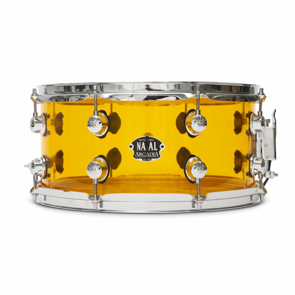 NATAL S-AC-S455-ON1 Arcadia Acrylic Transparent Orange 14" × 5.5" スネアドラム※商品画像はサンプル（14”×6.5”）です。実際にお届けする商品は（14”×5.5”）になります。Arcadia Acrylicアルカディア・アクリルはイギリスのMarshall社でデザイン・設計されたNATALの人気シリーズです。NATALのシームレスアクリルシェルは、アーティストの感性を刺激するインパクトのあるルックスに加え、アクリルならではの抜けのよいパワフルなサウンドで、ステージでオーディエンスを魅了します。シェルハードウェアには、オープンなサウンドを生む2mmトリプルフランジフープと他シリーズよりも小さめにデザインされたラグを採用し、シェルの鳴りを最大限に引き出すことを追求した設計になっています。【特徴】・6mm シームレスアクリルシェル・クロームハードウェア・2mmトリプルフランジフープ・3色のカラーバリエーション・口径：14"・深さ：5.5"・シェル素材：6mm シームレスアクリル・チューニングボルト数：8・フープ：2mmトリプルフランジフープ（スティール）・ドラムヘッド：　ヘッド：Remo UT コーテッド　ボトム：クリアヘッド・シェルハードウェアフィニッシュ：クローム・その他特長：オリジナルスネアワイヤー（20本／ウーベンスネアテープ）