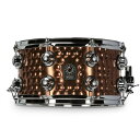 NATAL SD-HHC-OB37 Hand Hammered Old Bronze 13" x 7" スネアドラムHand Hammered Steel1mmスティールシェルのパワフルなサウンドにハンドハンマードが生み出すダークかつドライなトーンが加わった、多様なスタイル・セッティングに対応できるスネアドラムです。【特徴】・1mmハンドハンマードスティールシェル・2.3mmトリプルフランジフープ・クロームハードウェア・トゥルーチューンテンションロッド 先端に滑り止めを施したテンションロッドと2種類のワッシャーで、 振動による緩みを防ぎ安定したチューニングを維持します。・トライスロースネアメカニズム オン／オフ／ハーフの3つのポジションで、スナッピーのテンションを切り替え可能なストレイナーシステム。より多彩な表現を可能にします。・NATALスネアワイヤー（20本／ロゴ入ウーベンスネアテープ）・口径：13"・深さ：7"・シェル素材：1mmハンドハンマードスティールシェル・チューニングボルト数：8・ベアリングエッジ：45°・フープ：2.3mmトリプルフランジフープ（スティール）・ドラムヘッド（Evans） ヘッド：Power Center Reverse Dot ボトム：Snare Side 300・ストレイナー：トライスロースネアメカニズム・シェルハードウェアフィニッシュ：クローム・その他特長：トゥルーチューンテンションロッド・NATALスネアワイヤー（20本／ロゴ入ウーベンスネアテープ）・付属品：NATALチューニングキー