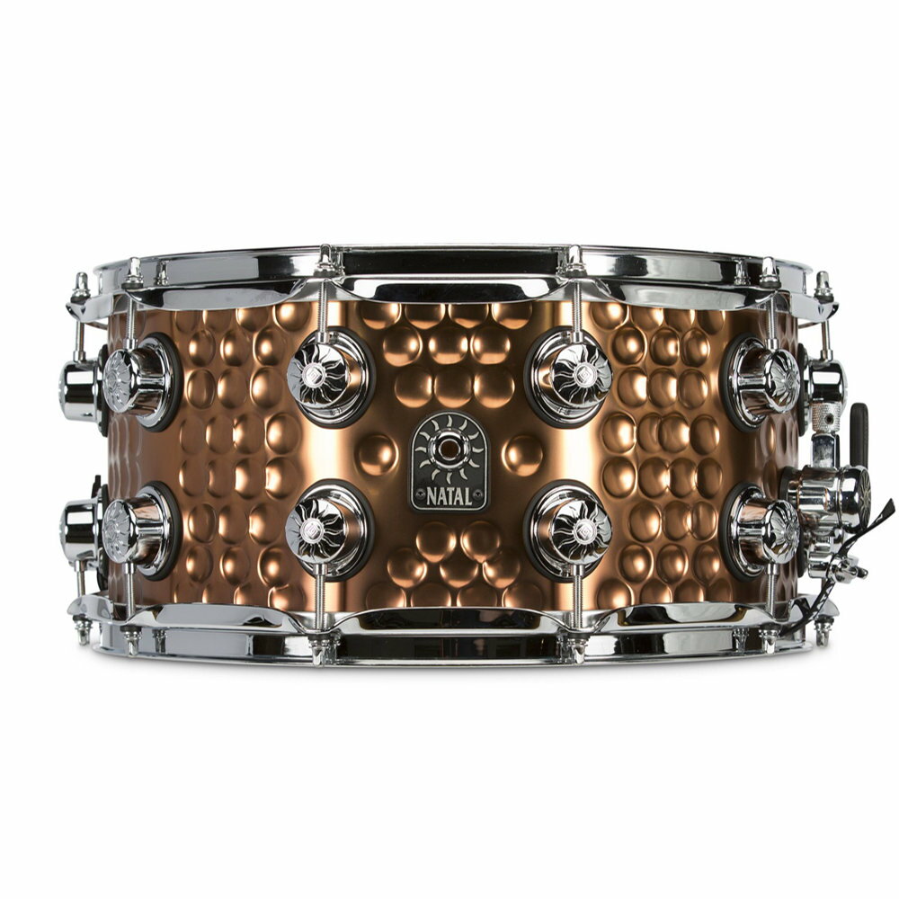 NATAL SD-HHC-OB47 Hand Hammered Old Bronze 14" x 7" スネアドラムHand Hammered Steel1mmスティールシェルのパワフルなサウンドにハンドハンマードが生み出すダークかつドライなトーンが加わった、多様なスタイル・セッティングに対応できるスネアドラムです。【特徴】・1mmハンドハンマードスティールシェル・2.3mmトリプルフランジフープ・クロームハードウェア・トゥルーチューンテンションロッド 先端に滑り止めを施したテンションロッドと2種類のワッシャーで、 振動による緩みを防ぎ安定したチューニングを維持します。・トライスロースネアメカニズム オン／オフ／ハーフの3つのポジションで、スナッピーのテンションを切り替え可能なストレイナーシステム。より多彩な表現を可能にします。・NATALスネアワイヤー（20本／ロゴ入ウーベンスネアテープ）・口径：14"・深さ：7"・シェル素材：1mmハンドハンマードスティールシェル・チューニングボルト数：10・ベアリングエッジ：45°・フープ：2.3mmトリプルフランジフープ（スティール）・ドラムヘッド（Evans） ヘッド：Power Center Reverse Dot ボトム：Snare Side 300・ストレイナー：トライスロースネアメカニズム・シェルハードウェアフィニッシュ：クローム・その他特長：トゥルーチューンテンションロッド・NATALスネアワイヤー（20本／ロゴ入ウーベンスネアテープ）・付属品：NATALチューニングキー