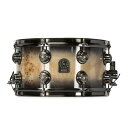 NATAL SD-MBB-BS37 Mappa Burl Black Smoked Gloss 13" x 7" スネアドラムMappa Burlメイプル6plyシェルとマッパバールのアウタープライにより、バランスのとれた中高域と7インチならではの豊かで深みのあるサウンドを両立した、多様なジャンル・セッティングに最適なスネアドラムです。力強いサウンドから繊細なダイナミクスまで、多様な表現を可能にします。【特徴】・6plyメイプル + 1plyマッパバール・2.3mmトリプルフランジフープ・ブラッシュドニッケルハードウェア・トゥルーチューンテンションロッド 先端に滑り止めを施したテンションロッドと2種類のワッシャーで、 振動による緩みを防ぎ安定したチューニングを維持します。・トライスロースネアメカニズム オン／オフ／ハーフの3つのポジションで、スナッピーのテンションを切り替え可能なストレイナーシステム。より多彩な表現を可能にします。・NATALスネアワイヤー（20本／ロゴ入ウーベンスネアテープ）・口径：13"・深さ：7"・シェル素材：6plyメイプル + 1plyマッパバール・チューニングボルト数：8・ベアリングエッジ：45°・フープ：2.3mmトリプルフランジフープ（スティール）・ドラムヘッド（Evans） ヘッド：Power Center Reverse Dot ボトム：Snare Side 300・ストレイナー：トライスロースネアメカニズム・シェルハードウェアフィニッシュ：ブラッシュドニッケル・その他特長：トゥルーチューンテンションロッド・NATALスネアワイヤー（20本／ロゴ入ウーベンスネアテープ）・付属品：NATALチューニングキー