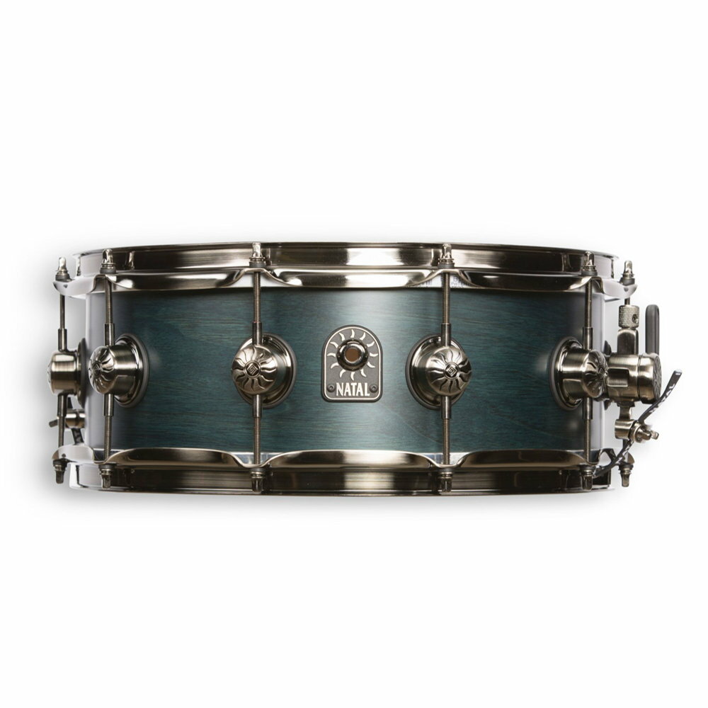 NATAL S-WN-S48-BCB Original Walnut Cerulean Blue 14" x 8" スネアドラム※商品画像はサンプル（14"×5.5"）です。実際にお届けする商品は（14"×8"）になります。Walnut Originals7plyアメリカンウォルナットのシェルを採用し、バランスの良いクリーンなサウンドと豊かな低中域・深みのあるトーンが特長のスネアドラムです。杢目を活かしたカラーとブラッシュドニッケル仕様のハードウェアが、ウォルナットのサウンドと調和し洗練された印象を与えます。ルックス、サウンド共に美しい1台です。【特徴】・7plyアメリカンウォルナット・2.3mmトリプルフランジフープ・ブラッシュドニッケルハードウェア・トゥルーチューンテンションロッド 先端に滑り止めを施したテンションロッドと2種類のワッシャーで、 振動による緩みを防ぎ安定したチューニングを維持します。・トライスロースネアメカニズム オン／オフ／ハーフの3つのポジションで、スナッピーのテンションを切り替え可能なストレイナーシステム。より多彩な表現を可能にします。・NATALスネアワイヤー（20本／ロゴ入ウーベンスネアテープ）・口径：14"・深さ：8"・シェル素材：シェル素材：7ply アメリカンウォルナット・チューニングボルト数：10・ベアリングエッジ：45°・フープ：2.3mmトリプルフランジフープ（スティール）・ドラムヘッド（Evans） ヘッド：Power Center Reverse Dot ボトム：Snare Side 300・ストレイナー：トライスロースネアメカニズム・シェルハードウェアフィニッシュ：ブラッシュドニッケル・その他特長：トゥルーチューンテンションロッド・NATALスネアワイヤー（20本／ロゴ入ウーベンスネアテープ）・付属品：NATALチューニングキー