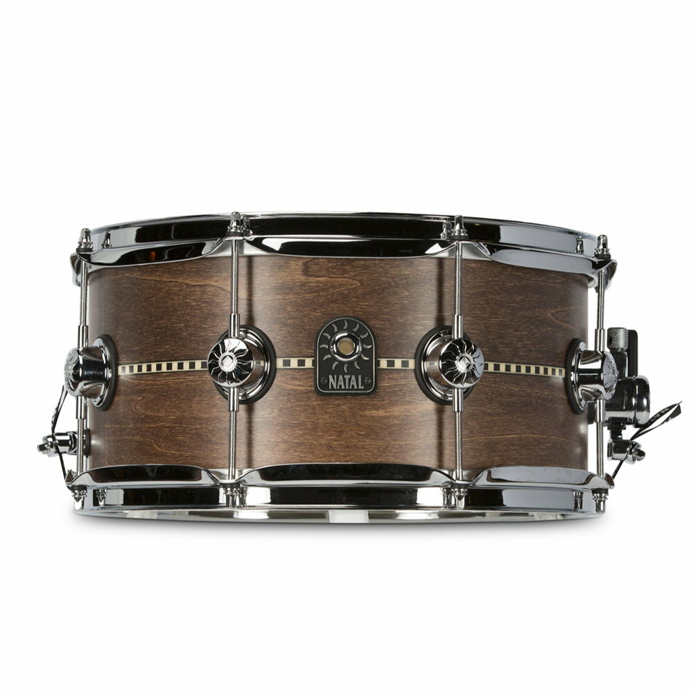 NATAL S-TW-S365-IWS Tulipwood Snare w/Inlay Satin 13" x 6.5" スネアドラムTulipwood InlayCafe Racerシリーズと同じチューリップウッドシェルを用い、ナチュラルなフィニッシュとウォルナットインレイで美しく仕上げたスネアドラムです。そのルックスとドライで抜けの良い独特なサウンドはCafe Racerシリーズのマッチングスネアとしてはもちろん、どんなキットにもフィットします。【特徴】・6plyアメリカンチューリップウッド・クロームハードウェア・2.3mmトリプルフランジフープ・トゥルーチューンテンションロッド 先端に滑り止めを施したテンションロッドと2種類のワッシャーで、 振動による緩みを防ぎ安定したチューニングを維持します。・トライスロースネアメカニズム オン／オフ／ハーフの3つのポジションで、スナッピーのテンションを切り替え可能なストレイナーシステム。より多彩な表現を可能にします。・NATALスネアワイヤー（20本／ロゴ入ウーベンスネアテープ）・グロス/サテン 2種類のフィニッシュ・口径：13"・深さ：6.5"・シェル素材 :6ply アメリカンチューリップウッド・チューニングボルト数 :8・ベアリングエッジ :45°・フープ :2.3mmトリプルフランジフープ（スティール）・ドラムヘッド（Evans） ヘッド :Power Center Reverse Dot ボトム :Snare Side 300・ストレイナー :トライスロースネアメカニズム・シェルハードウェアフィニッシュ :クローム・その他特長 :トゥルーチューンテンションロッド・NATALスネアワイヤー（20本／ロゴ入ウーベンスネアテープ）・付属品 :NATALチューニングキー