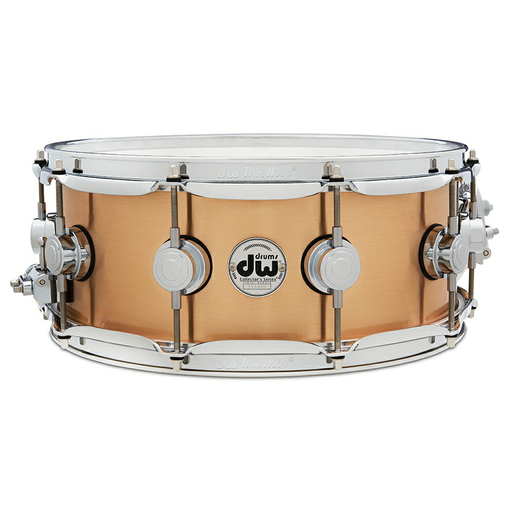 DW DW-BZB-1455SD/BRONZE/C Collector's BELL BRONZE Snare drums スネアドラム※掲載画像はサンプルです。本商品のスペックの詳細は商品説明をご確認ください。DWコレクターズシリーズのメタルシェルスネアドラムです。3ミリ厚のブロンズを使用。少しラインが入ったようなブラシ仕上のシェルです。ダークでボリューミーなサウンドが特徴です。・シェル:3mm厚ベルブロンズ・サイズ(口径x深さ):14インチx5.5インチ・ハードウェアカラー:クローム【Collector’s Metal Snares】メタルシリーズスネアは、厚みのある金属板を曲げて作られており、オールラウンドに使えるブラススネアから、パワー感あふれるブロンズスネアまで様々なスネアがラインナップされています。【DW MAGスネアスローオフシステム】スナッピーのON/OFFを調整するストレーナーには、MAGスローオフを採用しています。シンプルなデザインの、MAG（米国特許第7902444）は水平テンション調整と滑らかで、簡単なアジャストアクションを備えたドロップ・スローオフです。その名前はスローオフの本体に組み込まれている巧妙な磁石から来ています。ハンドルが上位置にあるとき、それはちょっと引っ張ても外れません。それをリリースするときは、どんなストレーナの雑音もなく、完全にヘッドからストレーナーを離します。また、革新的な3ポジションバットプレートは、簡単かつ正確にストレーナーテンションを3段階の異なるレベルの間で切り替えることができます。MAGスローオフと3Pバットプレートの組み合わせは、DWがこれまでに構築した中で最も信頼性が高く、調整可能なストレーナシステムです。【カウンターフープ】厚さ3mmのトリプルフランジフープ「True Hoop」を採用。DW標準のプレスフープです。【True-Pitch チューニングロッド】ドラマーが自らのサウンドをよりコントロールできるようにするために、DWは、特許のTrue-Pitchテンションロッドシステムを開発しました。そのテンションロッドは他のほとんどのドラムで採用されている12/24インチ規格ではなく5mmのネジを採用しています。比較すると、DWのTrue-Pitchテンションロッドでは0.8mm毎に1つのネジ山があるのに対し、他のほとんどのドラムでは1.05mm毎に1つのネジ山があります（約20％以上ネジ山が細かくなっています）。その結果、非常にスムースなチューニングを可能にし、狂いも最小にしてくれます。【Collector’s スタンダードヘッド】DW Collector’s シリーズには標準でRemo USA製ヘッドが装備されています。スネアドラムには、コーテッドバターヘッドとクリアのスネアサイド・レゾナントヘッドが採用されています。