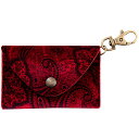 RightOn! STRAPS BIG PICK POUCH PAISLEY Red マルチポーチ内寸90x55mmのマルチポーチです。ピックはもちろん、交通系ICカードや、練習スタジオの会員証、クレジットカードなどが収納可能。さらに折りたたんだA4用紙2枚収納可能で、カンペや楽譜なども収納可能です。ケースはボタンで簡単に開け閉めができます。100％動物素材を使わず、フェイクレザーとイタリアンベルベットを使用しました。天然素材よりも多くのカラーやスタイルを可能にするだけでなく、環境保全にも貢献します。イタリア製のベルベットを使用した、上品な質感はストラップのワンポイントとして、さりげないおしゃれと落ち着いた大人な雰囲気を演出します。ストラップはもちろん、ギグバッグやベルトループに取り付け可能な金具を装備しており、あなたの音楽ライフのお供として大活躍します。バンドメンバーや、楽器プレイヤーの方へのプレゼントとしてもおすすめの商品です。